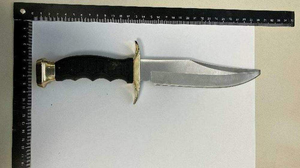 Mit diesem Messer und einem Gürtel soll der 31-Jährige seinen Kontrahenten attackiert haben.