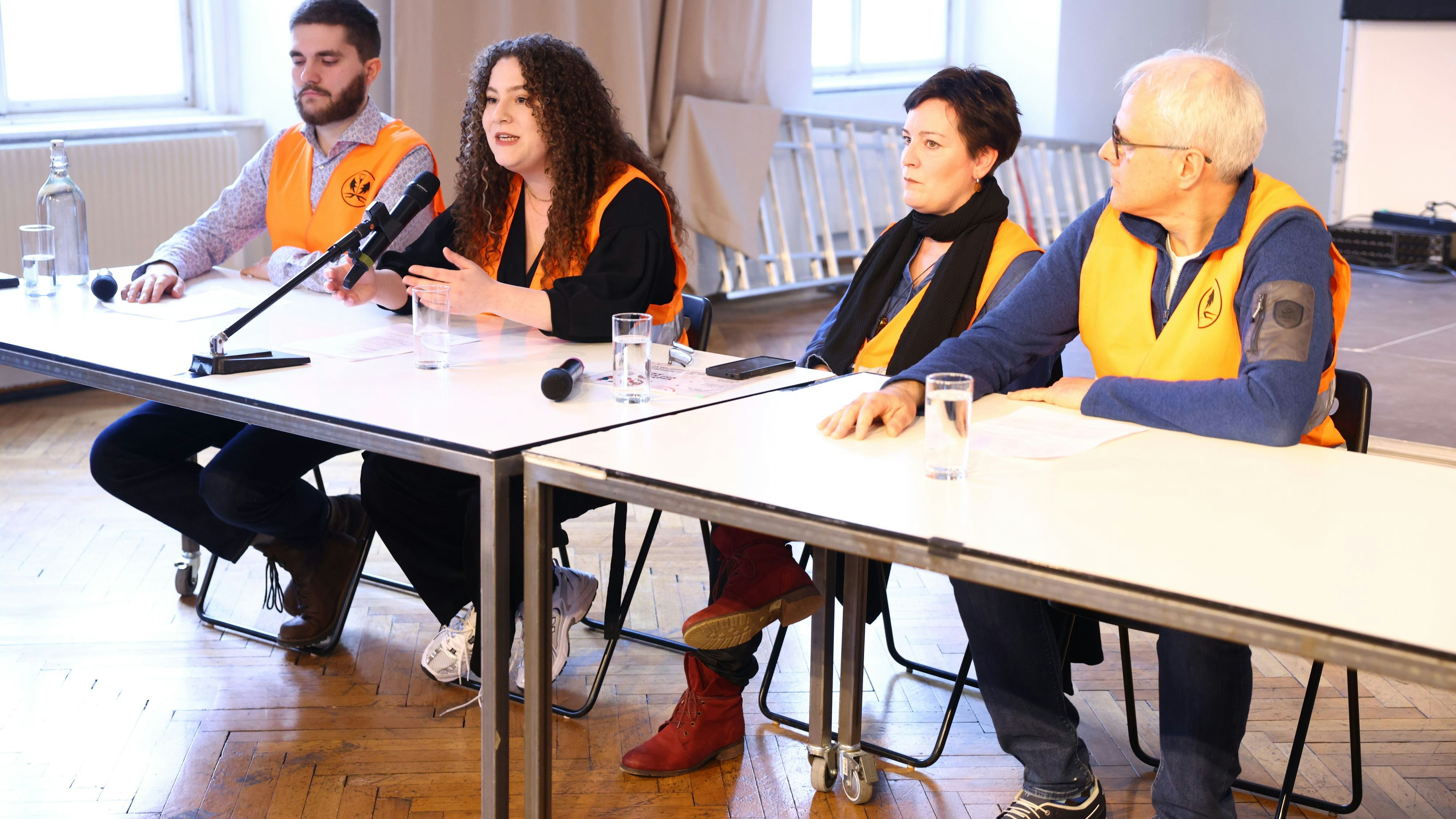 Die Aktivisten der Letzten Generation fordern Klimaschutz in den Verfassungsrang und kündigen eine neue Protestwelle an.