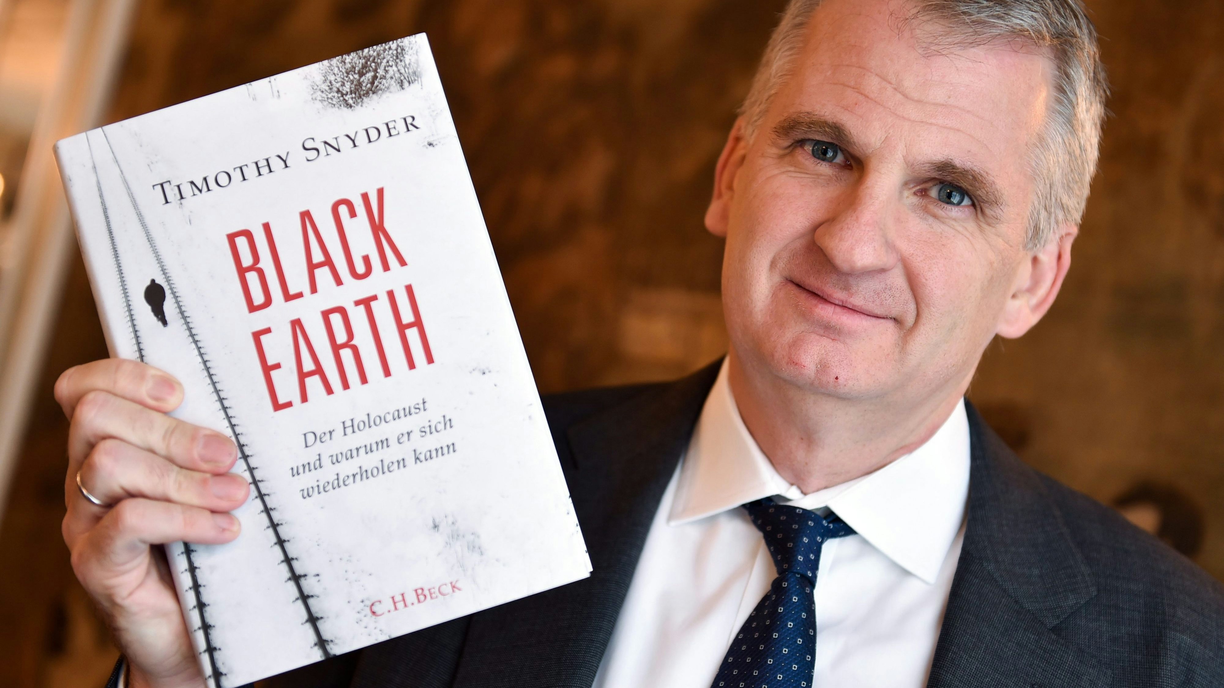 Download von www.picturedesk.com am 19.02.2024 (16:31).  epa04979863 US historian Timothy Snyder presents his book 'Black Earth: The Holocaust as History and Warning' during a press conference in Frankfurt am Main, Germany, 16 October 2015. EPA/ARNE DEDERT - 20151016_PD4399 - Rechteinfo: Rights Managed (RM)