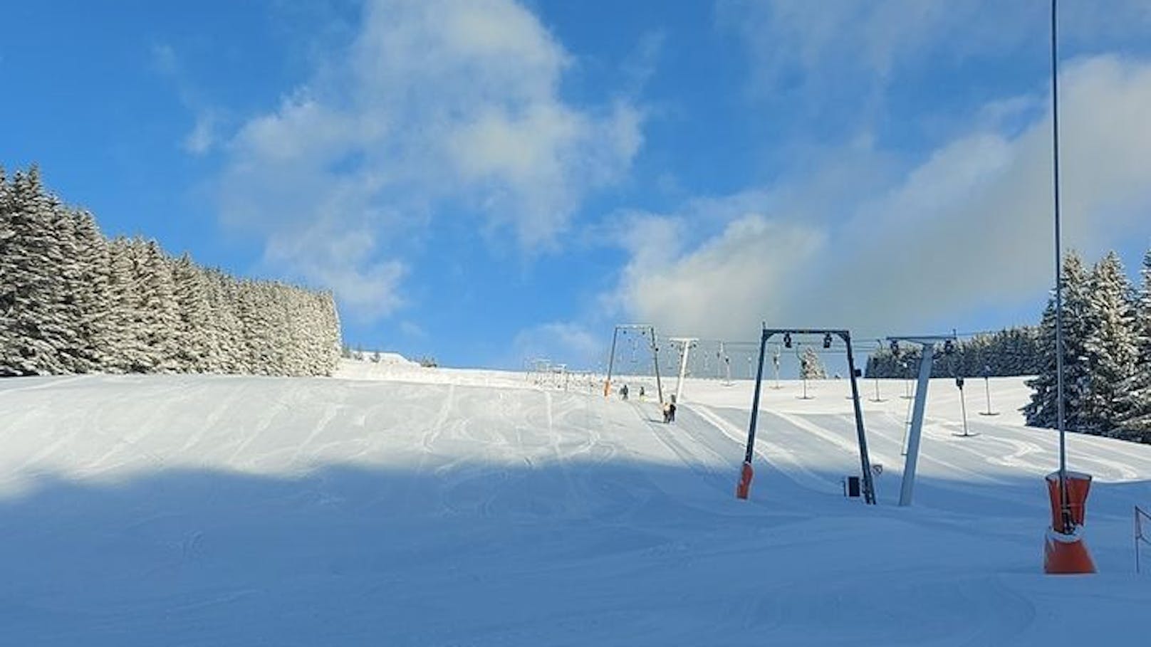 So sah die Piste noch Anfang Jänner aus. Nun sperren die Lifte auf der Sommeralm zu.