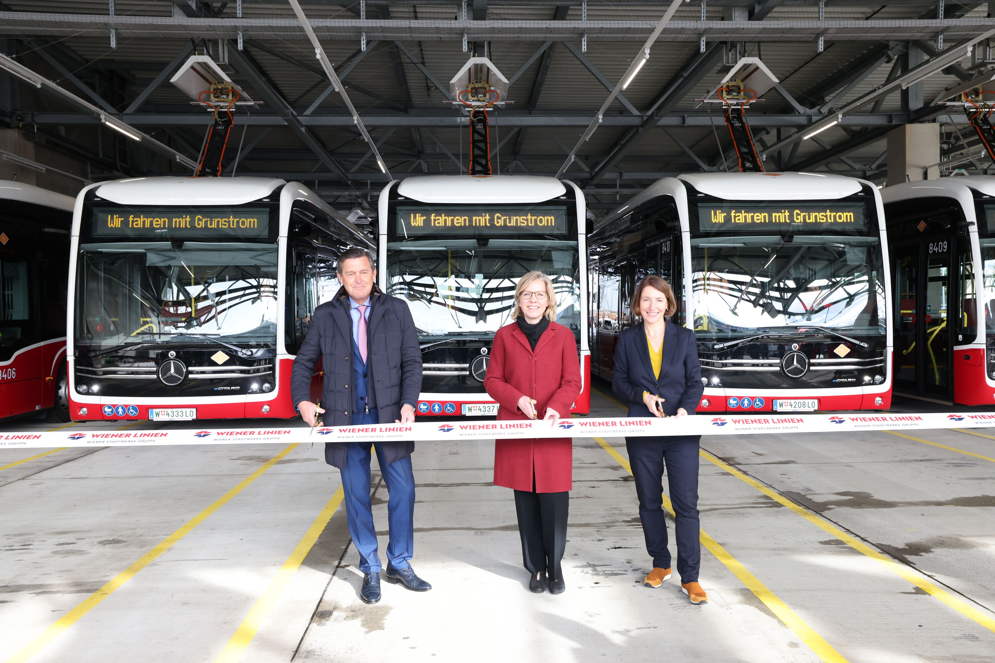 Das neue E-Kompetenzzentrum wurde von Öffi-Stadtrat Peter Hanke (SPÖ), Klimaministerin Leonore Gewessler (Grüne) und Wiener Linien Geschäftsführerin für den technischen Bereich, Gudrun Senk (v.l.) eröffnet.