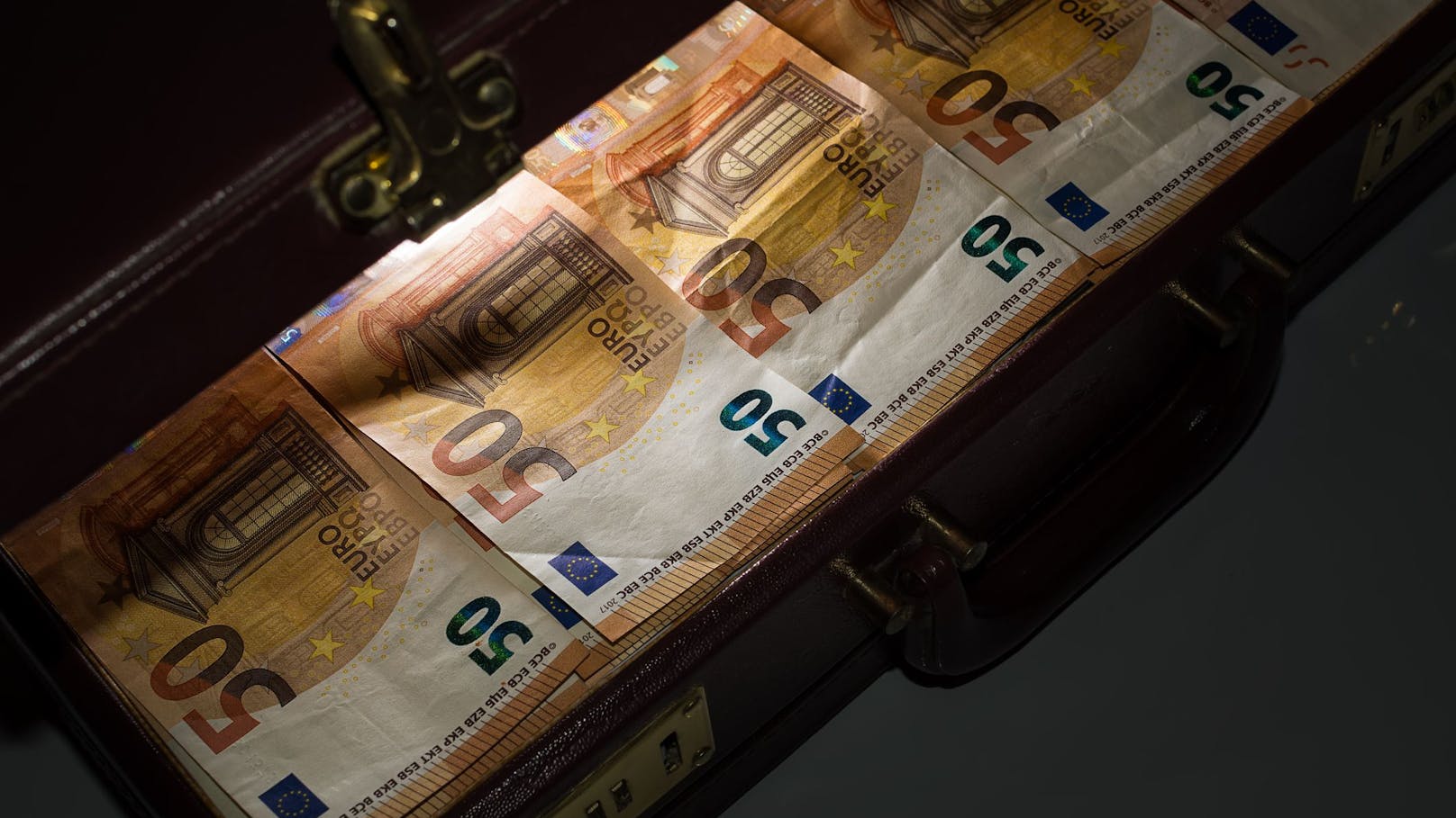 Koffer-Krimi kostet 64-Jährige Zehntausende Euro