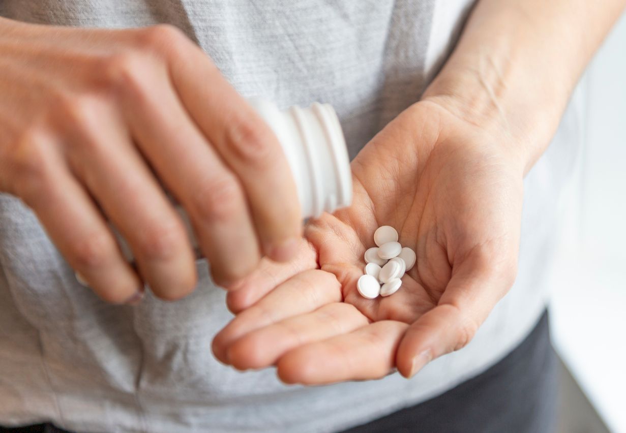 Ibuprofen ist ein nichtsteroidales entzündungshemmendes Medikament, das zur Linderung von Schmerzen und Entzündungen eingesetzt wird.