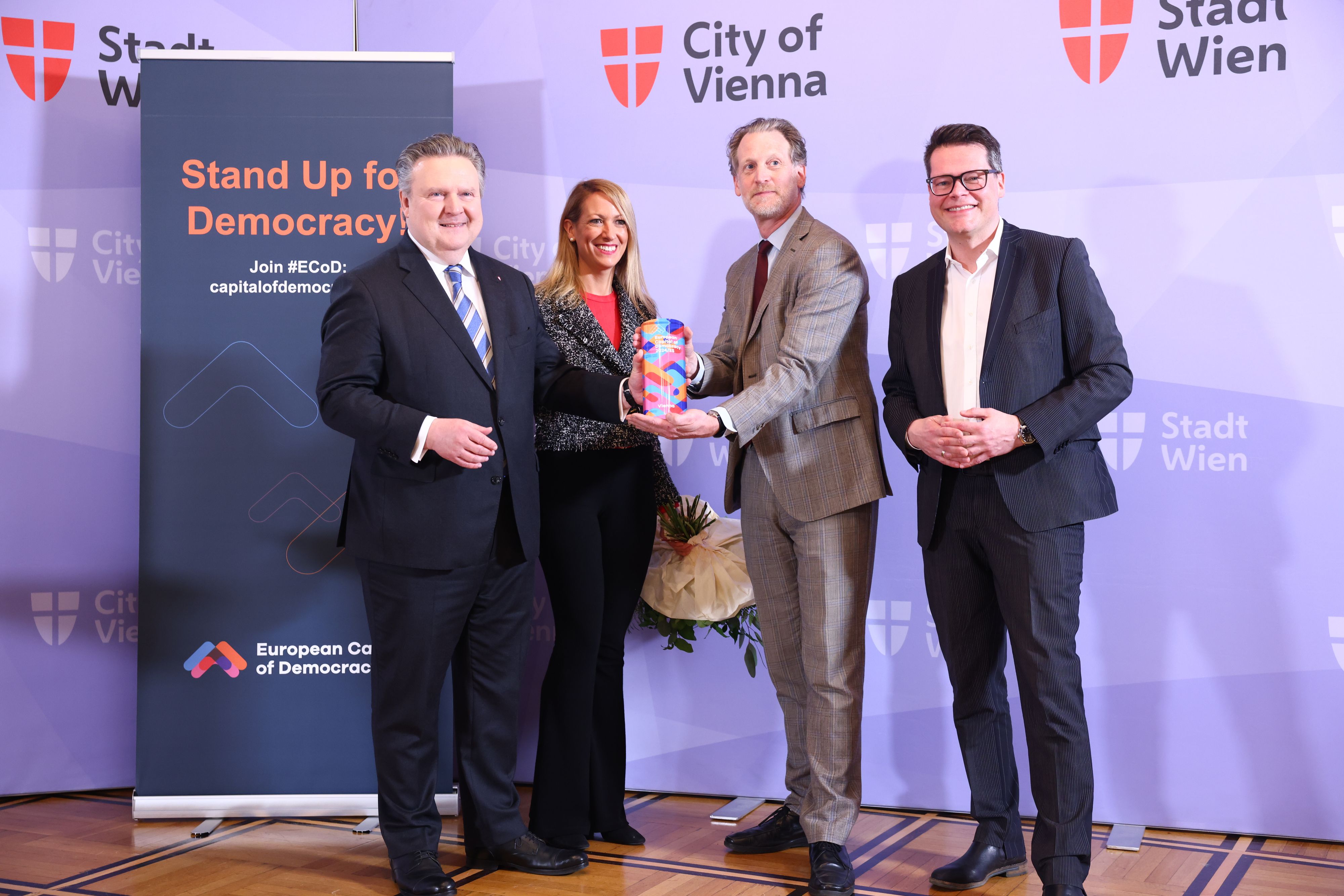 Bürgermeister Michael Ludwig (SPÖ), Maria Eugénia Gay, Vizebürgermeisterin der amtierenden Europäischen Demokratiehauptstadt Barcelona, Helfried Carl, Gründer der Initiative European Capital of Democracy (ECoD) und Stadtrat Jürgen Czernohorszky (SPÖ, v. li.).