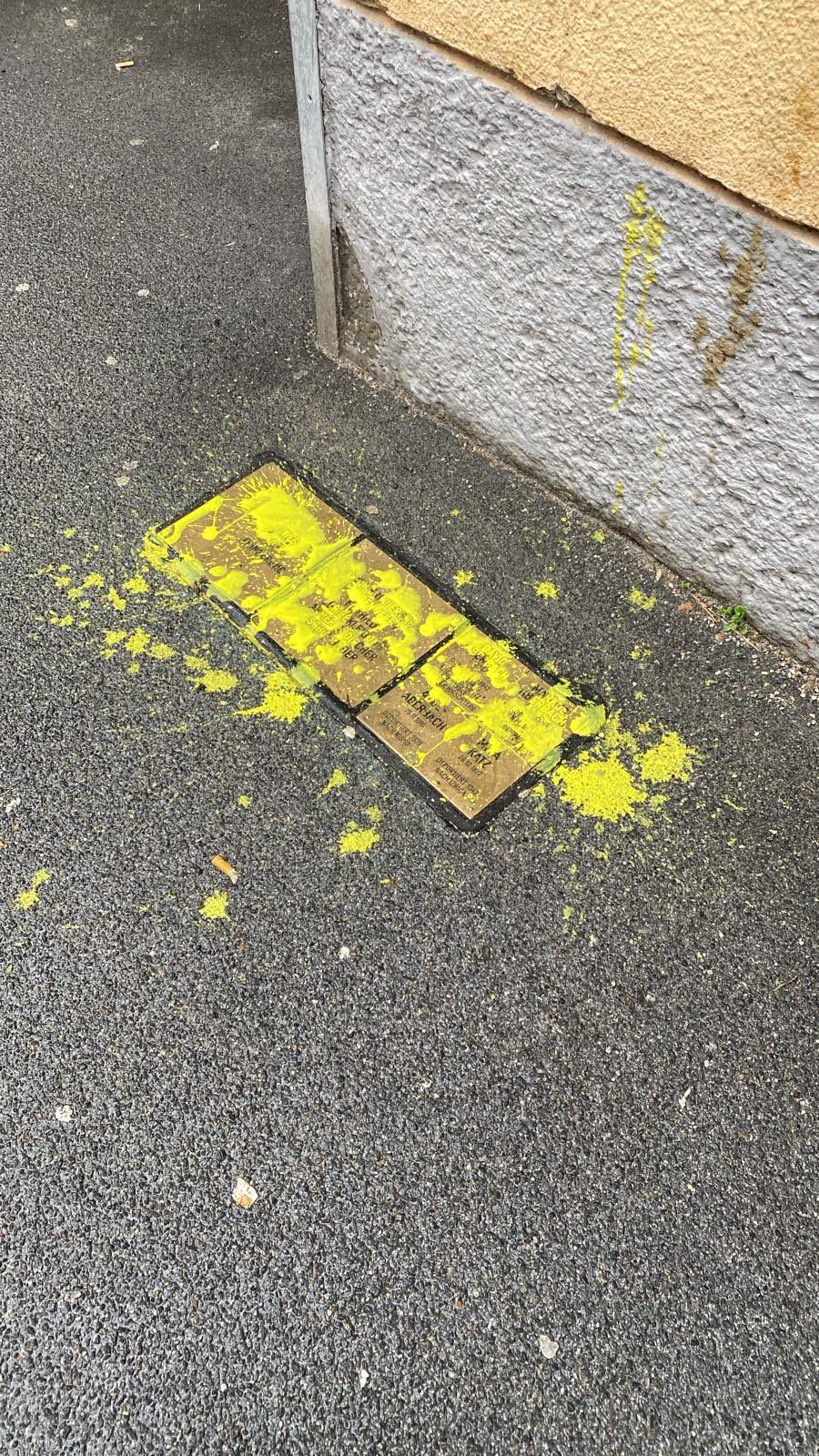 Die Steine in der Großen Sperlgasse wurden mit gelber Farbe beschmiert.&nbsp;