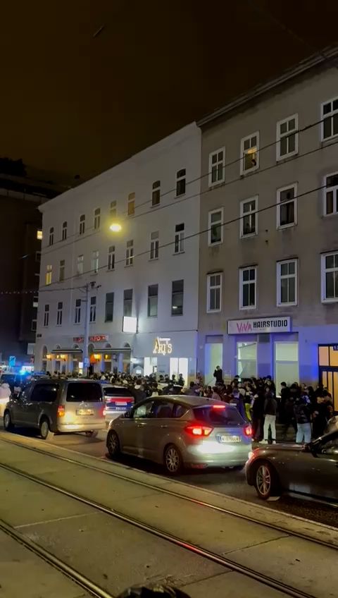 Unzählige Teenies standen vor dem Favoritner Geschäft Schlange.