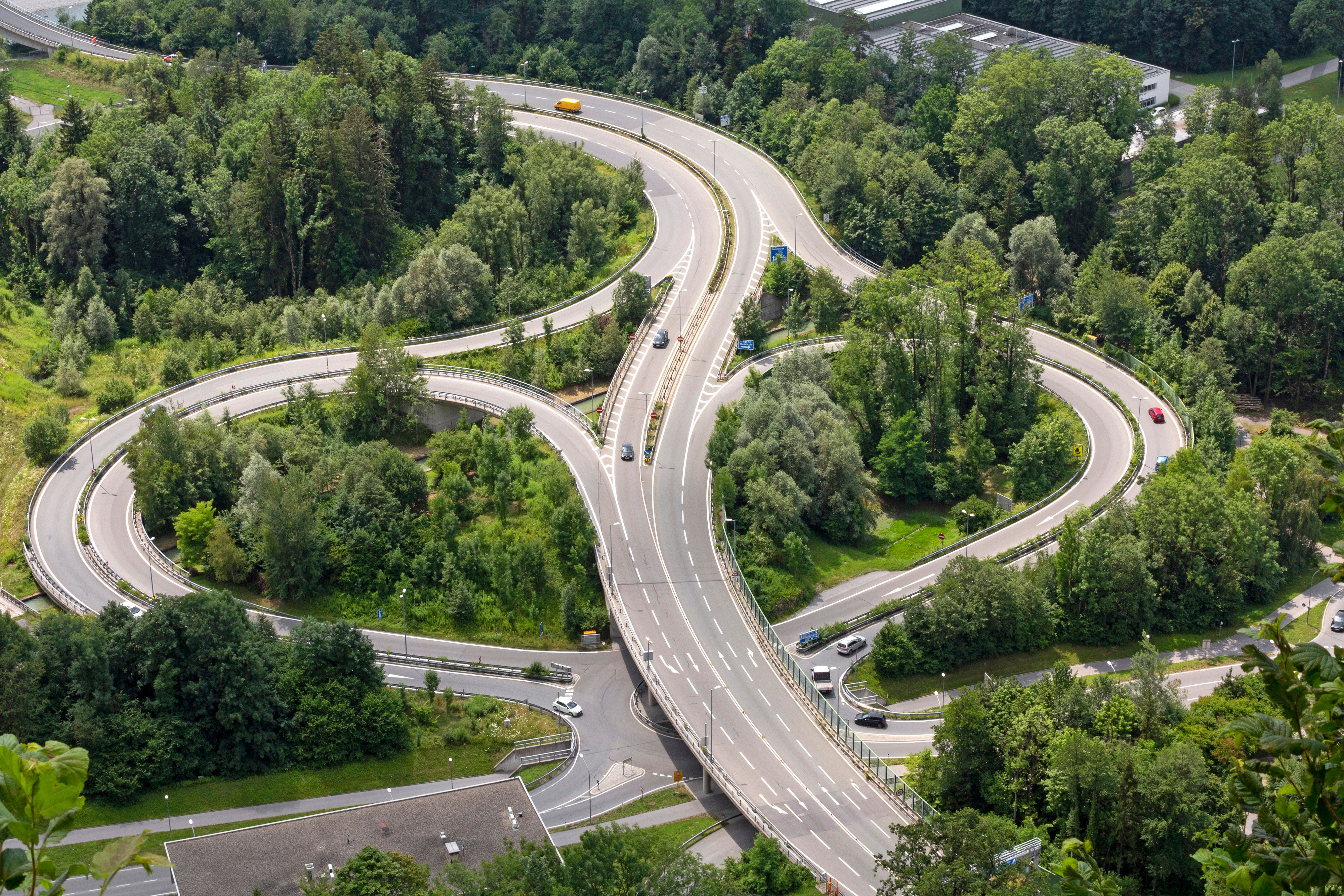 Auf der Fahrbahn übersprang die Person die Mittelleitschiene und rannte auf die Richtungsfahrbahn Deutschland.
