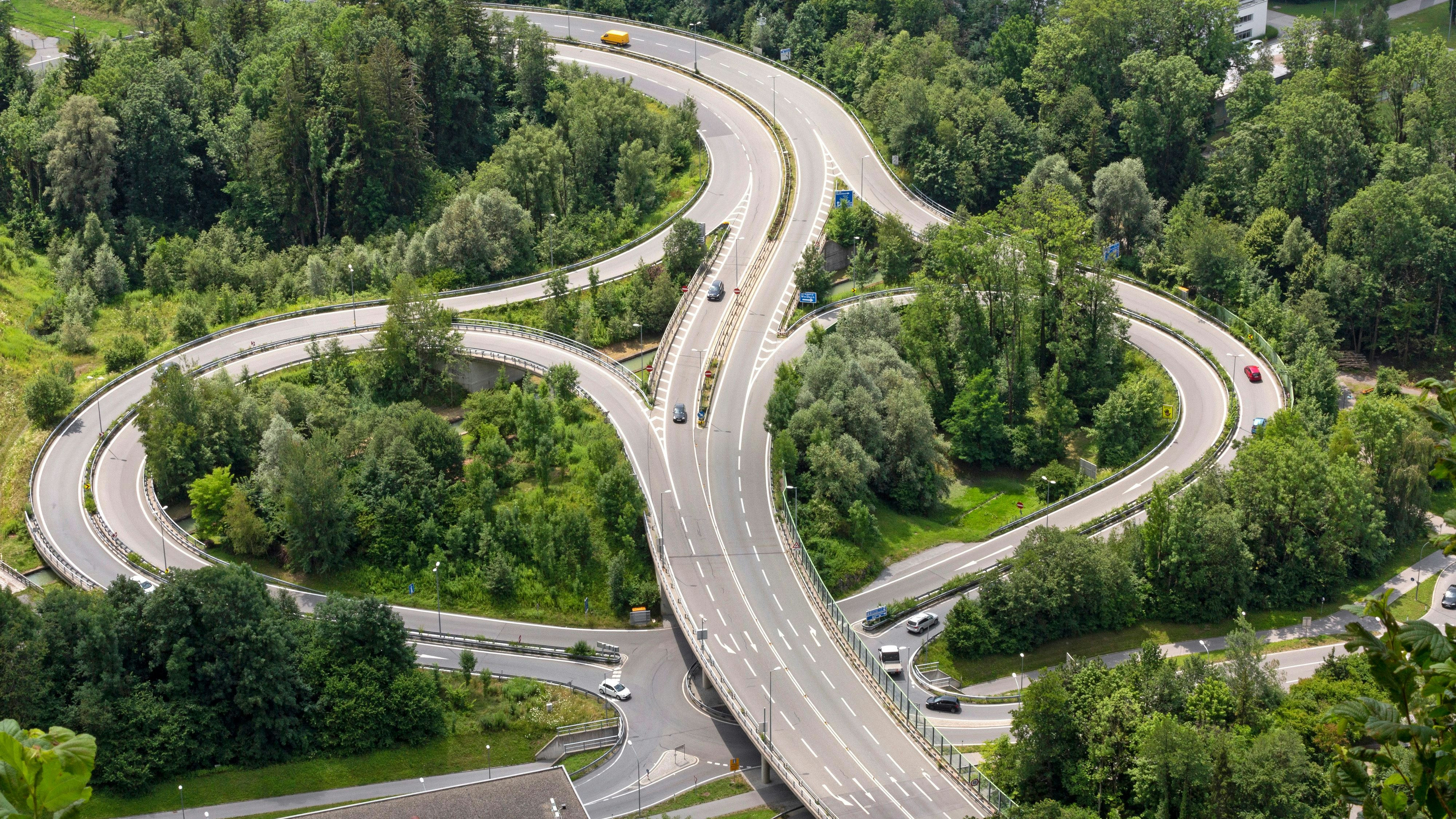 Auf der Fahrbahn übersprang die Person die Mittelleitschiene und rannte auf die Richtungsfahrbahn Deutschland.