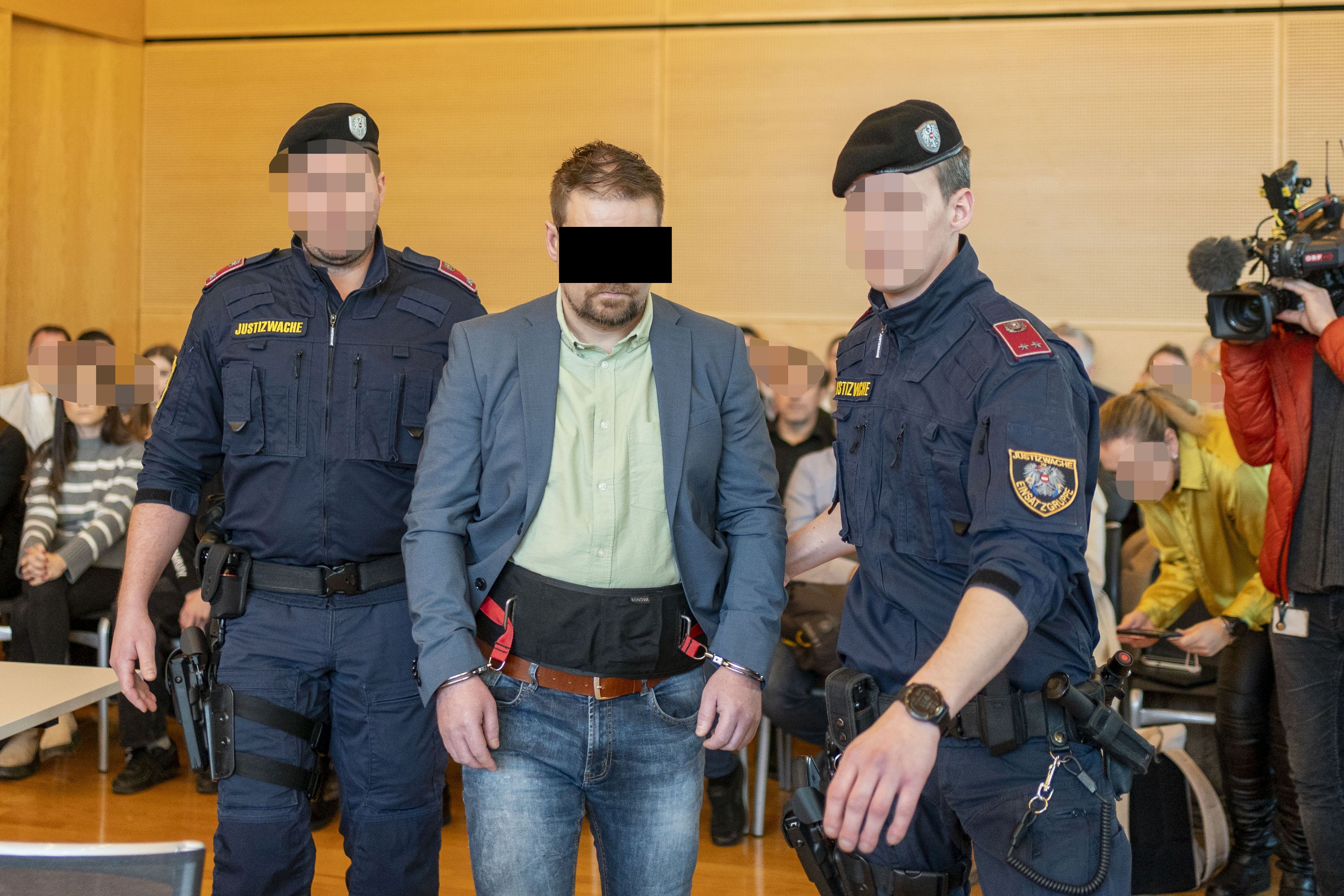 Der Angeklagte vor Gericht in Leoben in der Steiermark.