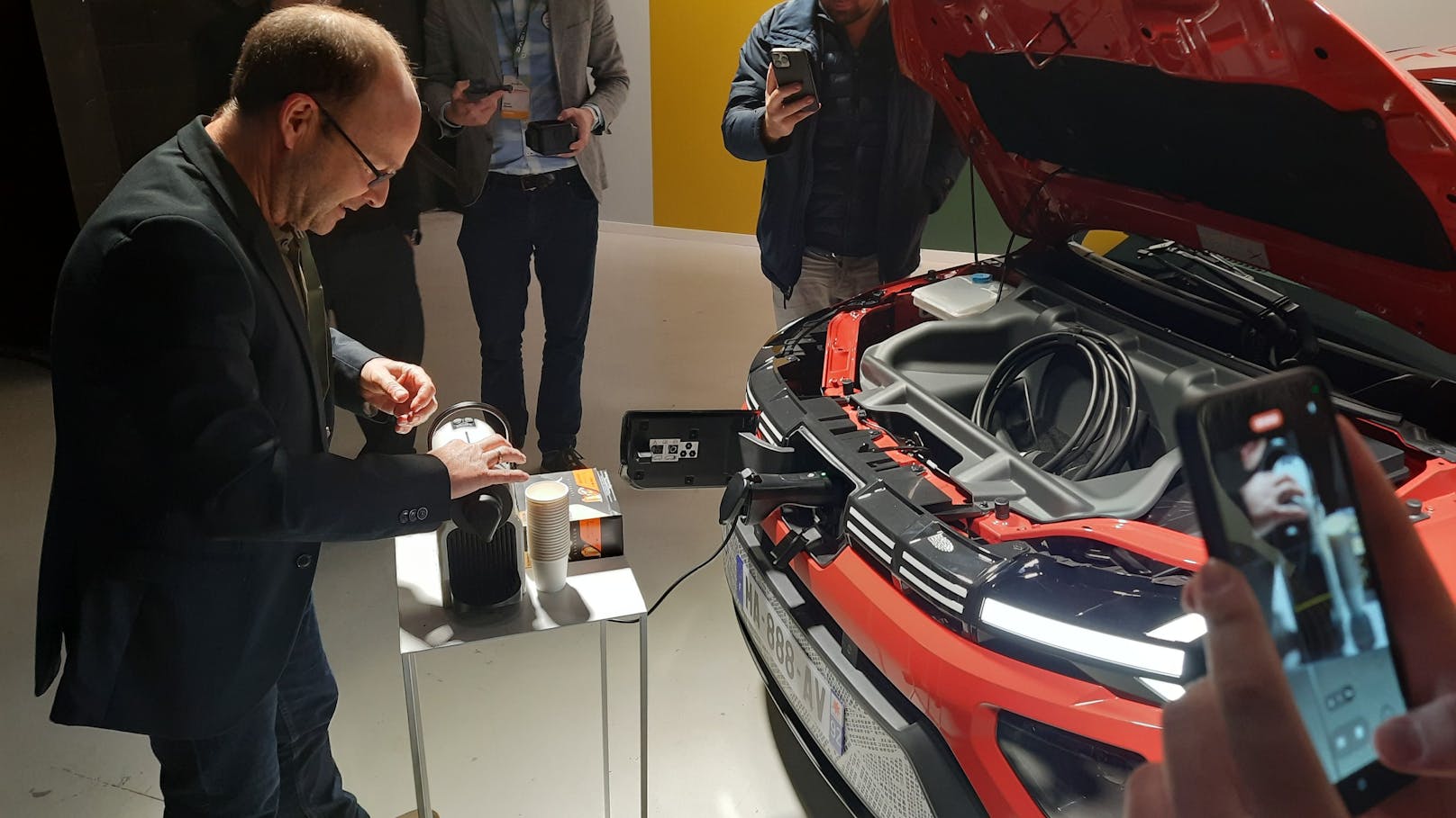 Der Dacia dient auch als Energiequelle. In dem Fall wurde eine Kaffeemaschine angeschlossen.