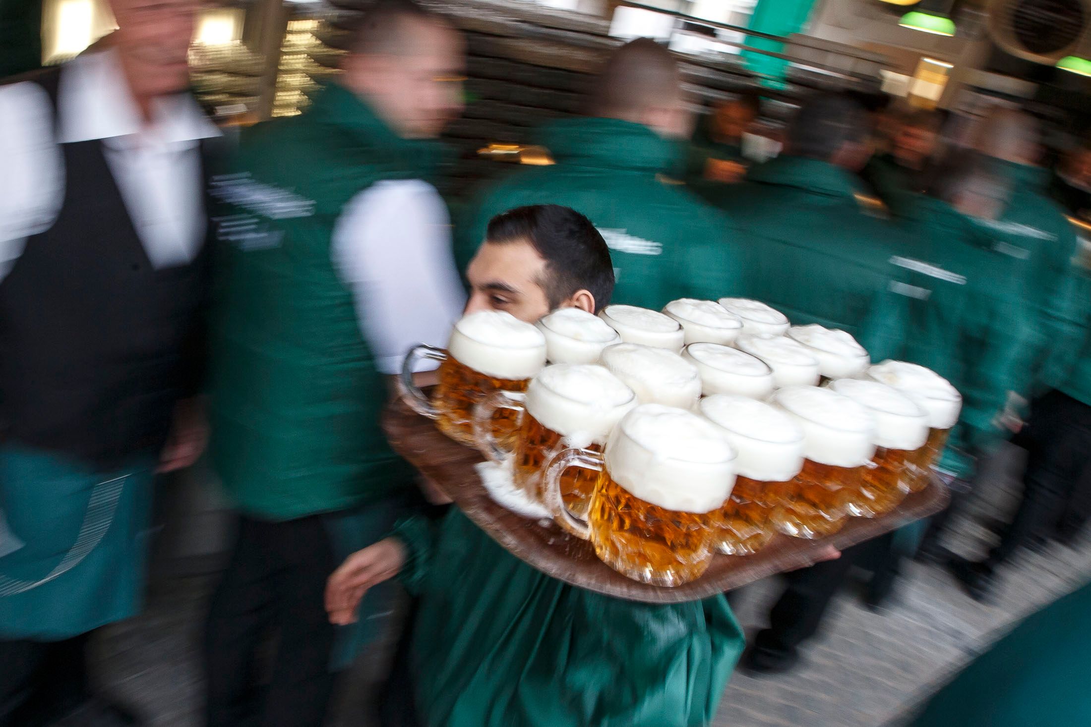 Allein im berühmten Schweizerhaus fehlen aktuell 25 Kellner.
