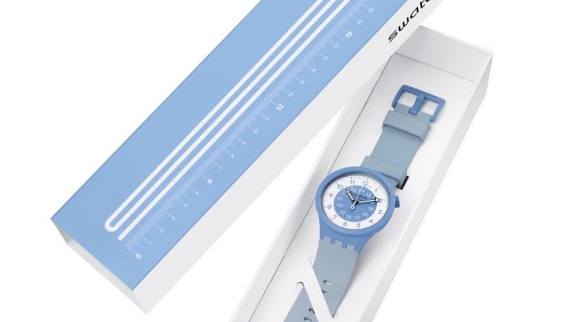 Swatch bringt eine himmelblaue Uhr mit dem Namen 