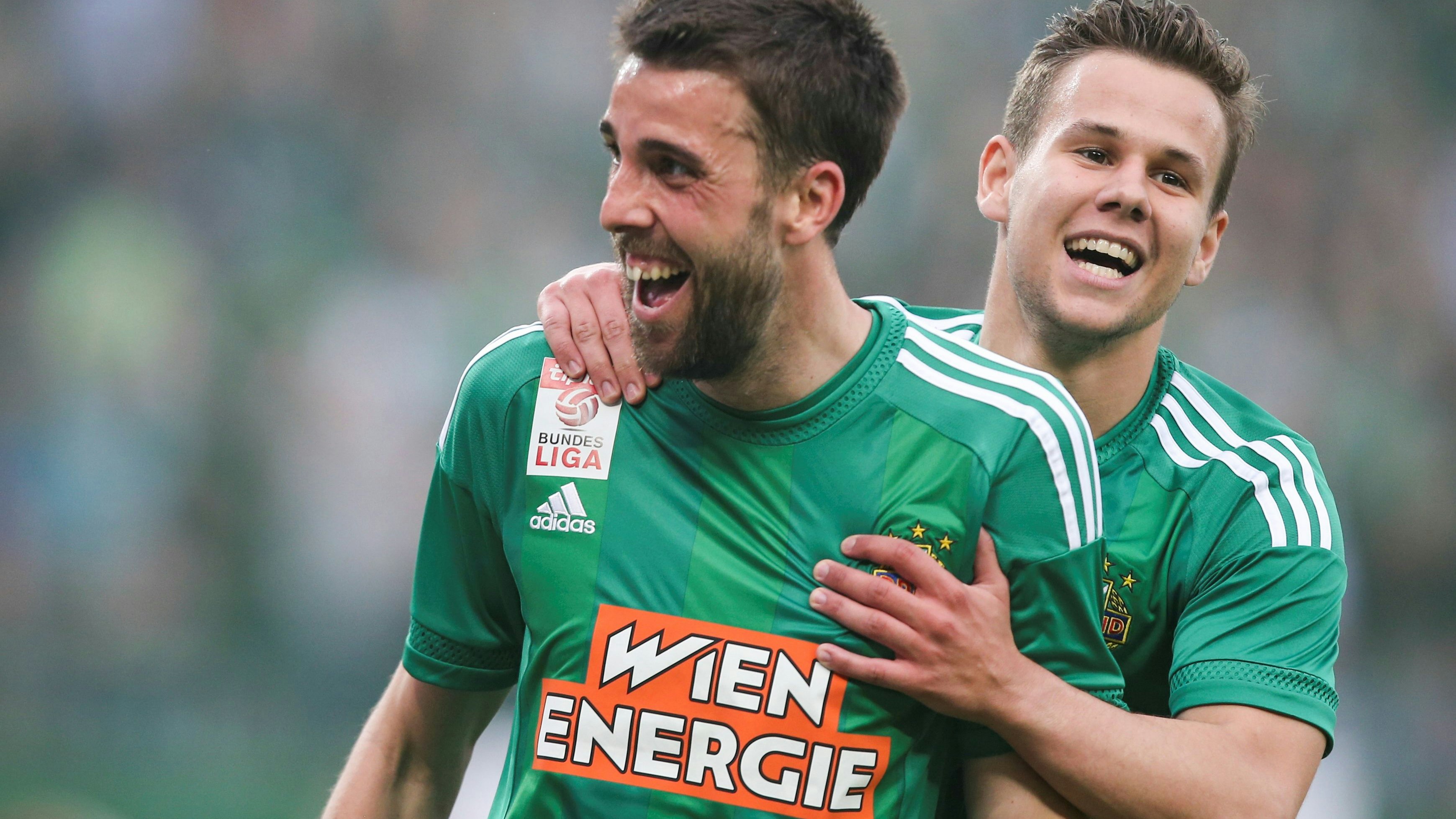 Tomi bejubelt mit Schaub seinen Derby-Siegtreffer 2016.