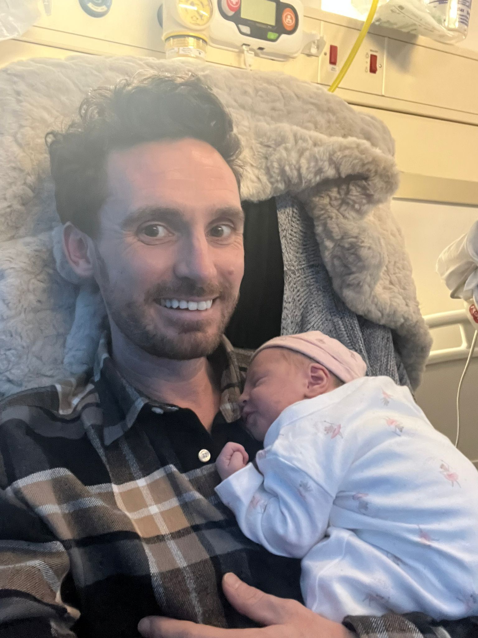 James Cottriall mit seiner kleinen Tochter Vienna Grace