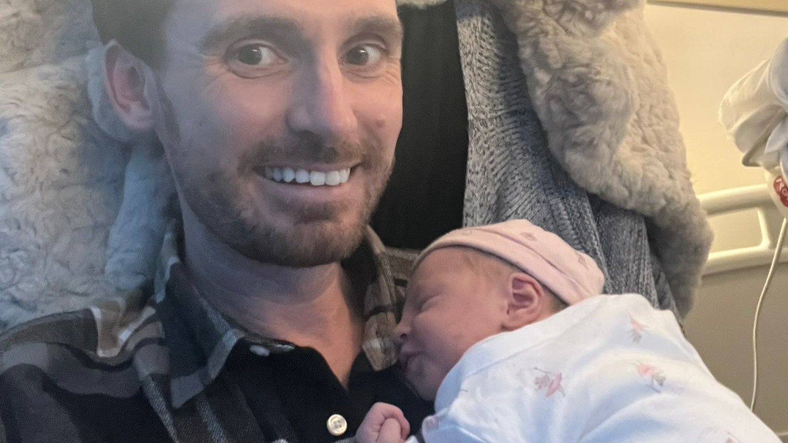 James Cottriall mit seiner kleinen Tochter Vienna Grace