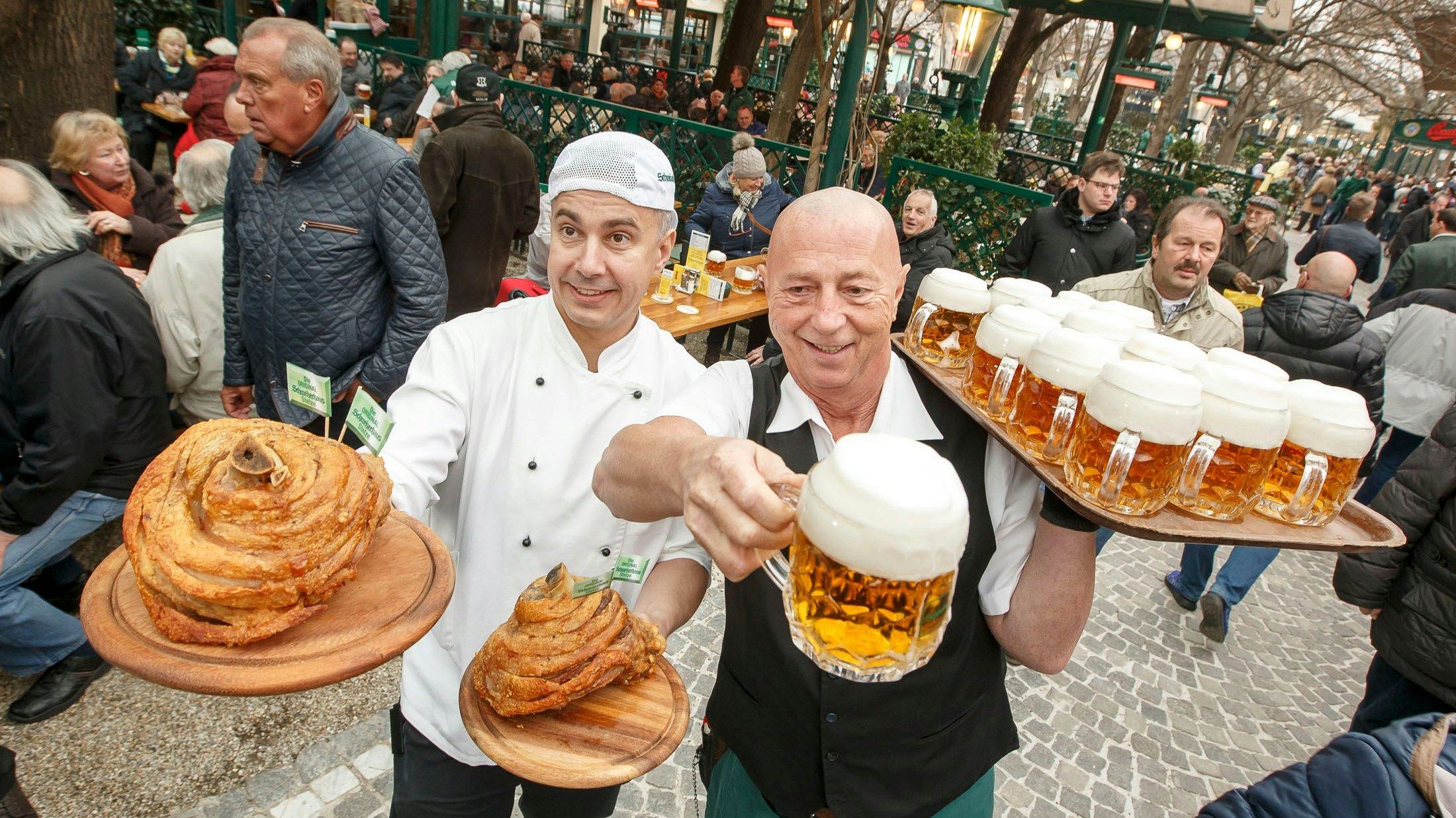 Heute.at - Auf die Stelze, fertig, los! Schweizerhaus öffnet