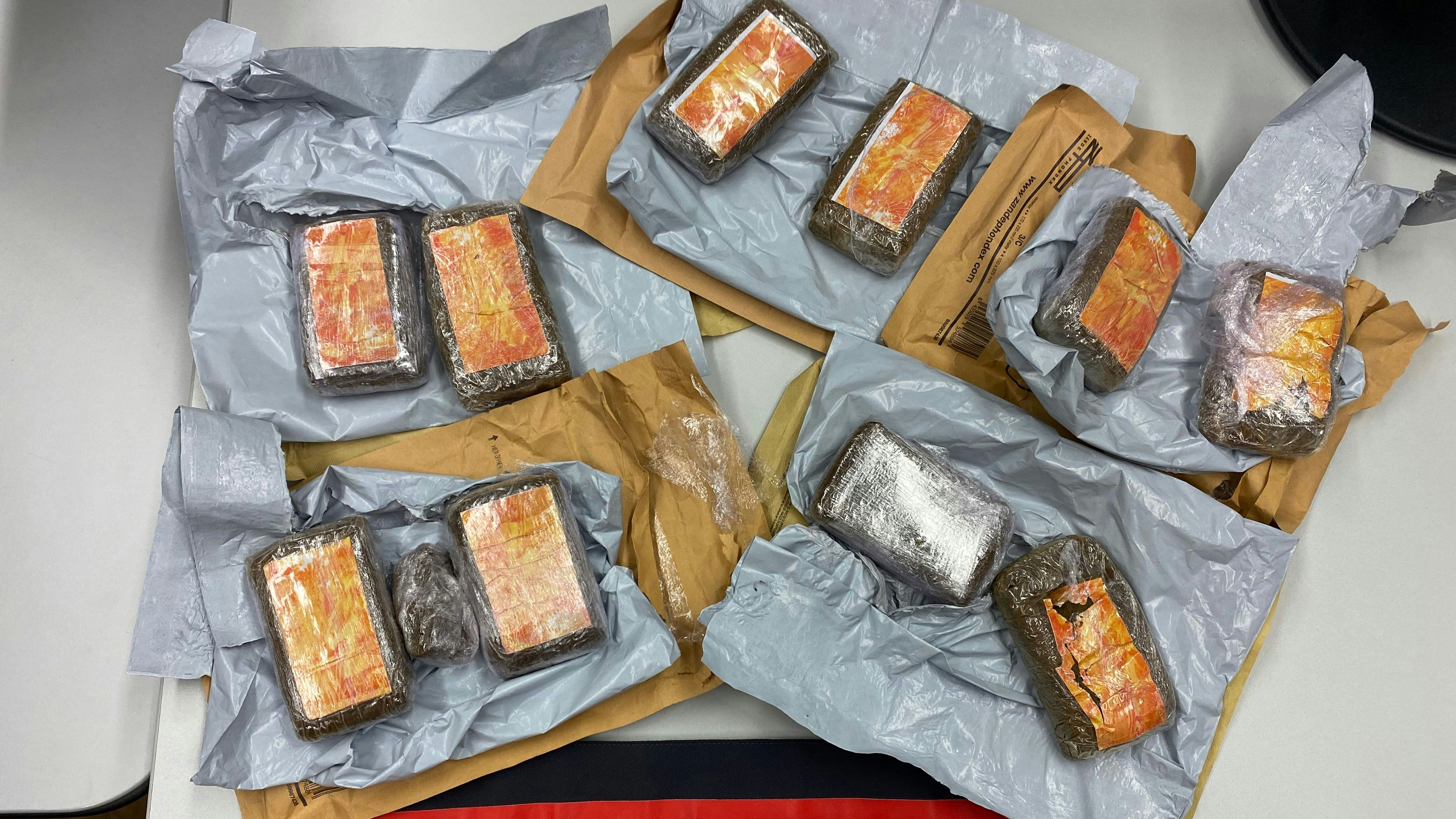 Heute.at - Zoll öffnet Paket und landet Volltreffer