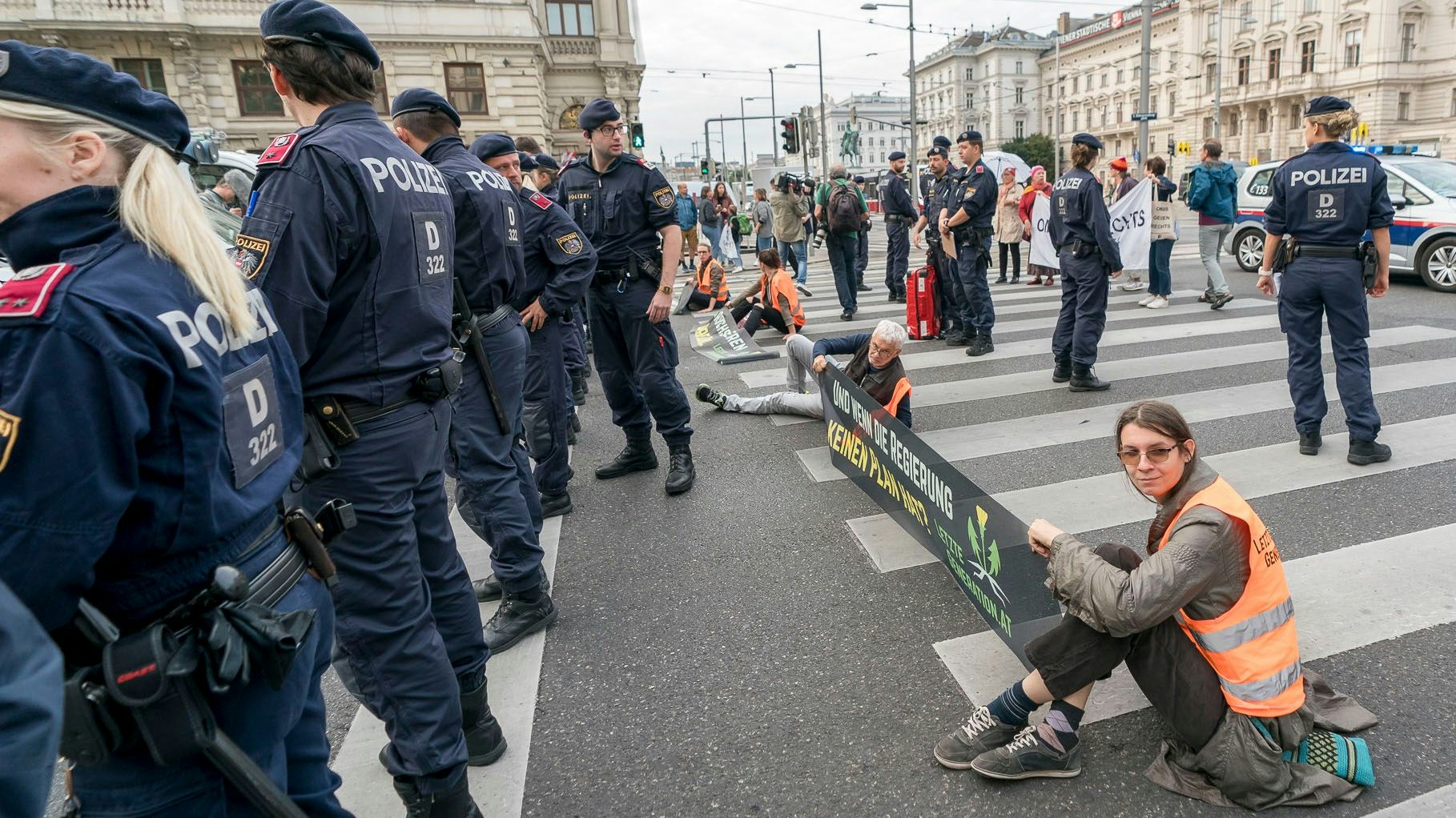 Bei den Protestaktionen der Letzten Generation ist immer die Polizei im Einsatz. Vor Beginn der nächsten Protestwelle will man daher mit der Polizei sprechen