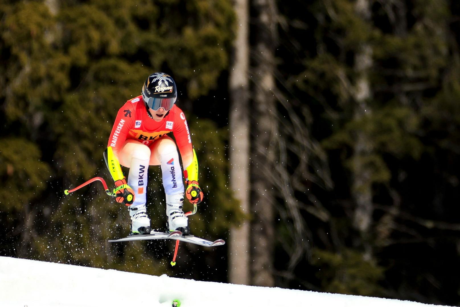 Die Schweizerin Lara Gut-Behrami war auch bei der ersten Abfahrt in Crans Montana nicht zu biegen. Die 32-Jährige schnappte sich auch mit ihrem siebenten Sieg in dieser Saison die Führung im Gesamtweltcup. ÖSV-Star Cornelia Hütter wurde ex aequo mit Jasmine Flury Zweite.