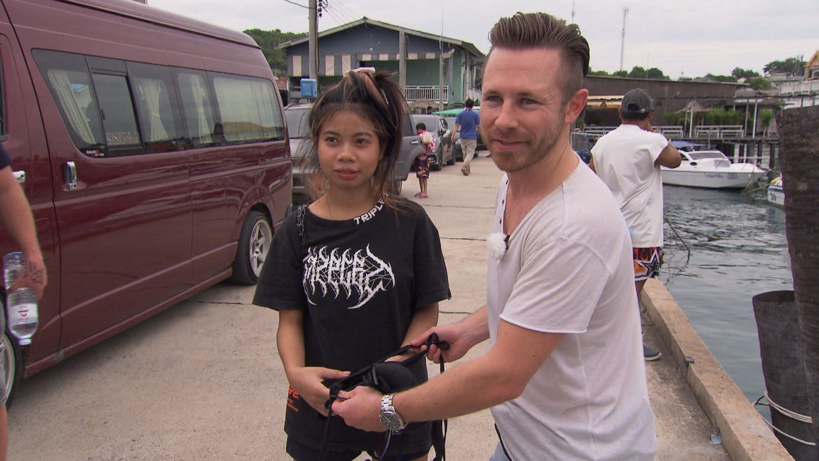 Thailand-Experte Patrick Retzer und die Neuzugänge Peter Fäustl und Daniel Stoizner sind mit den Damen vom Karaoke-Abend zu einem Ausflug ans Meer verabredet.