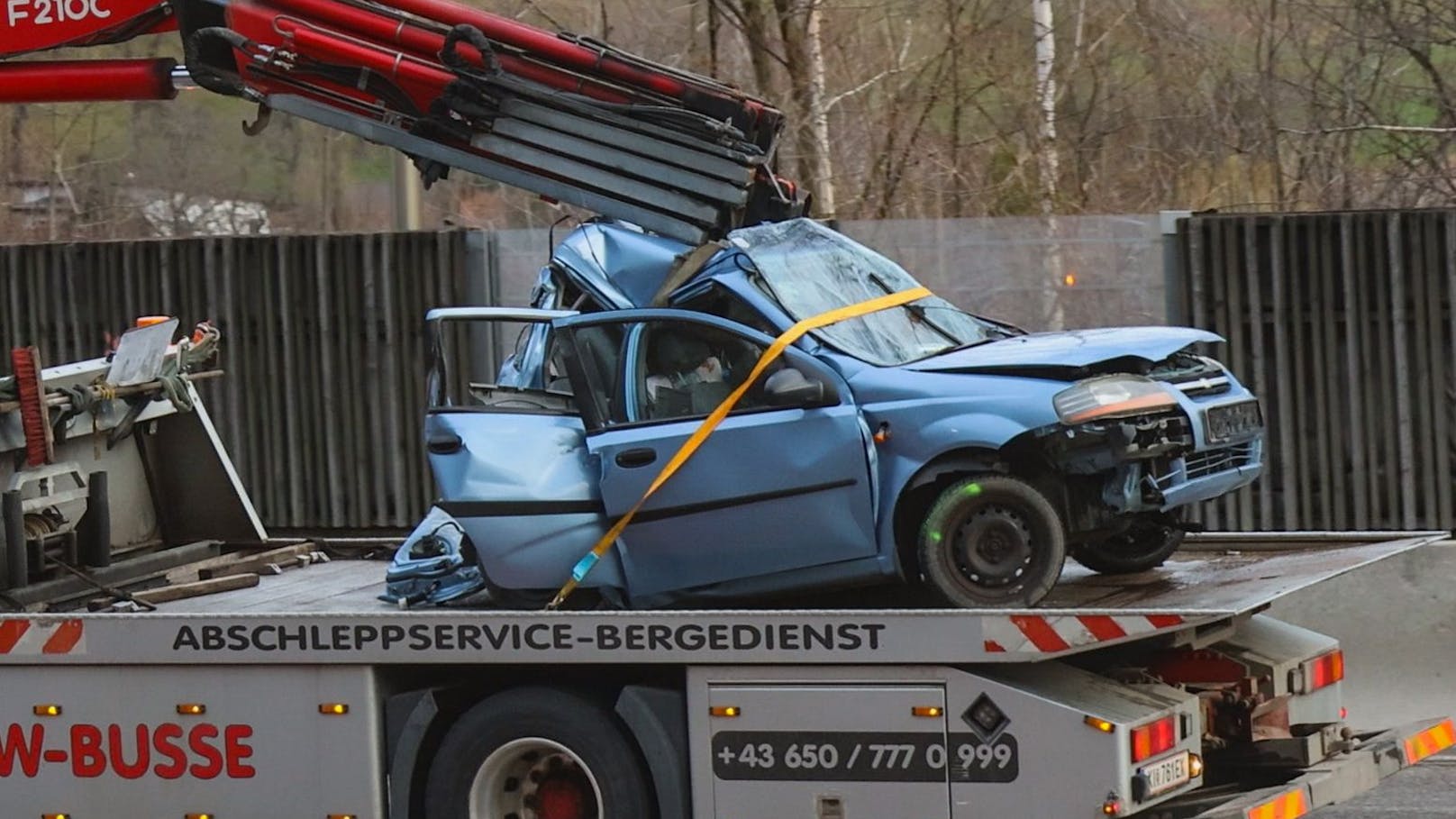 Der Pkw wurde bei dem Crash schwer beschädigt.