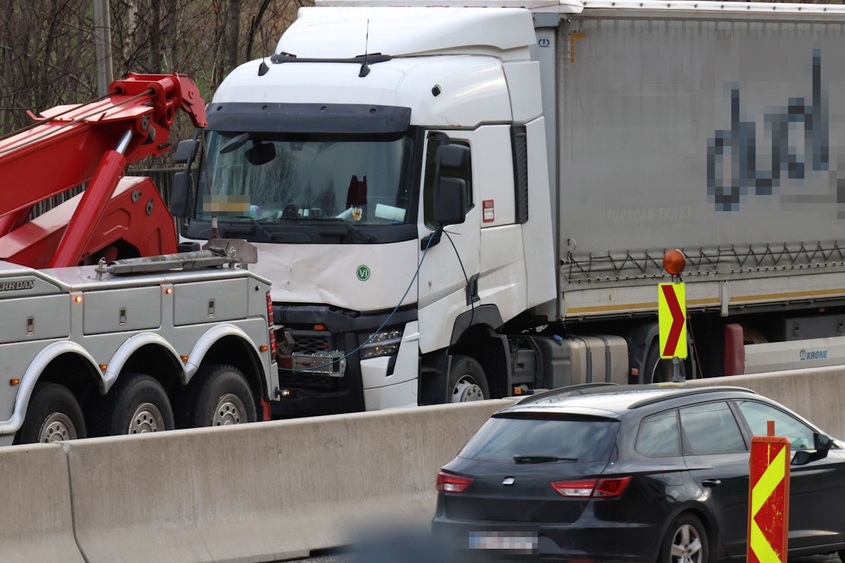 Auch der Lkw wurde abgeschleppt.