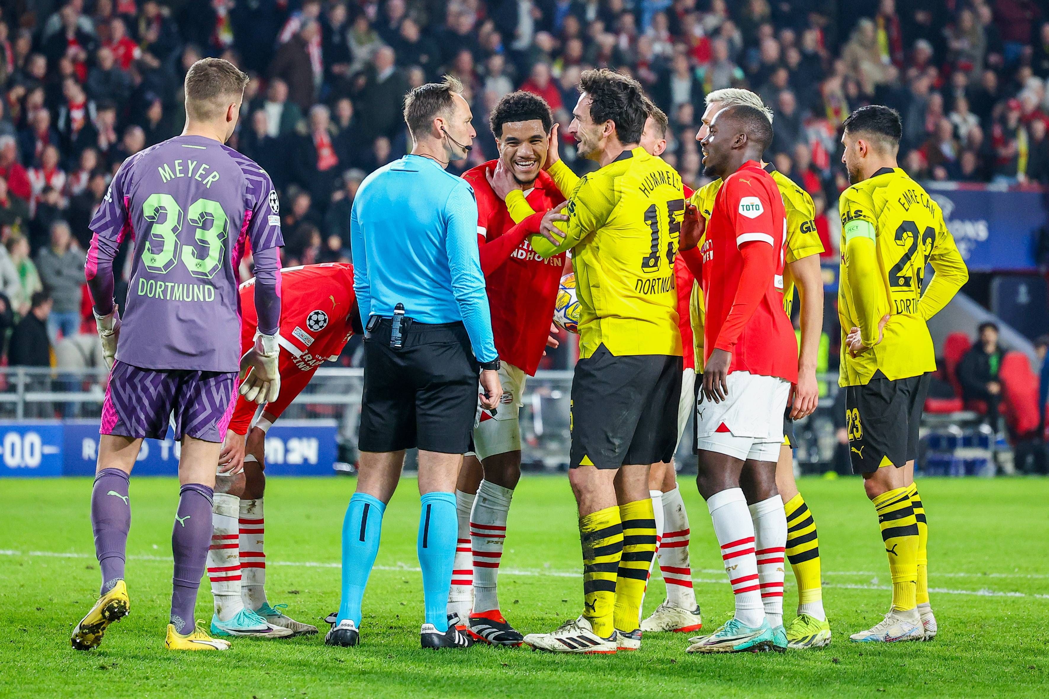 Mats Hummels konnte die Entscheidung des Schiedsrichters nicht fassen.