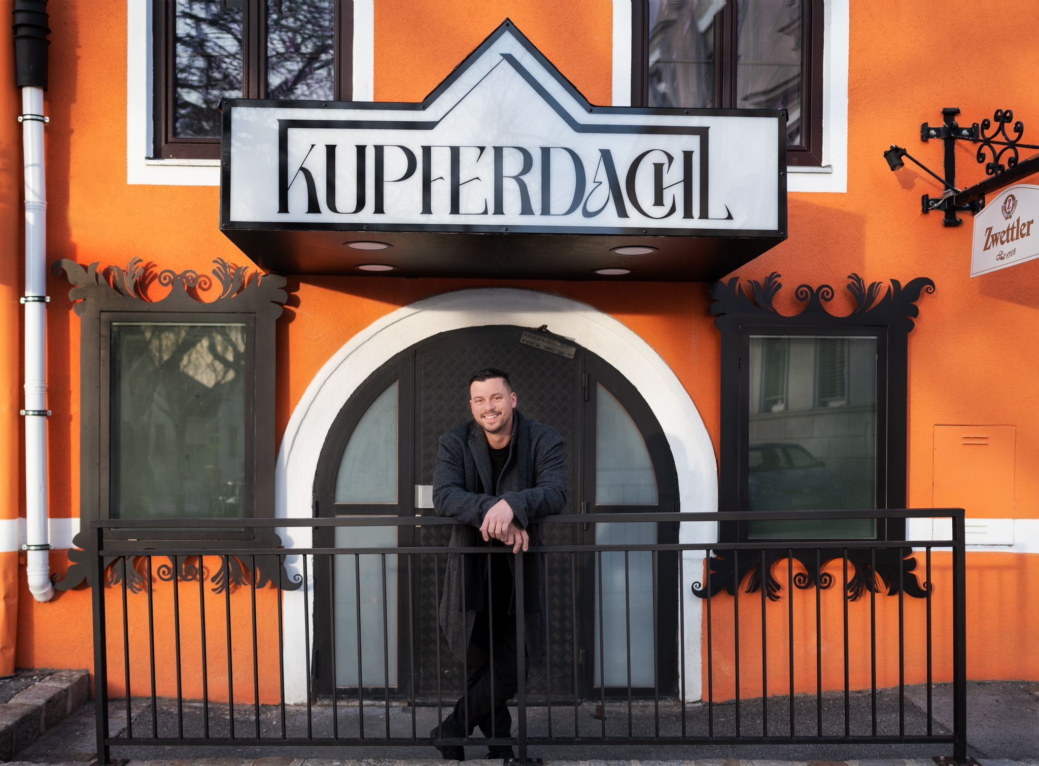 Dominik Hell-Weltzl vor seinem Lokal, dem 