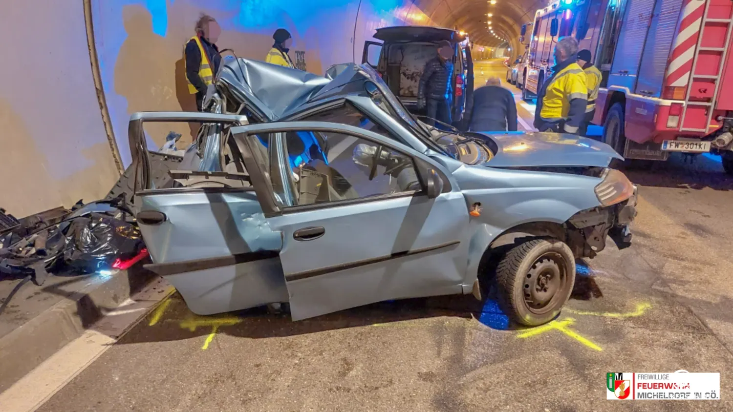 Ein Lkw fuhr ungebremst gegen das Auto. Es wurde völlig zerstört.