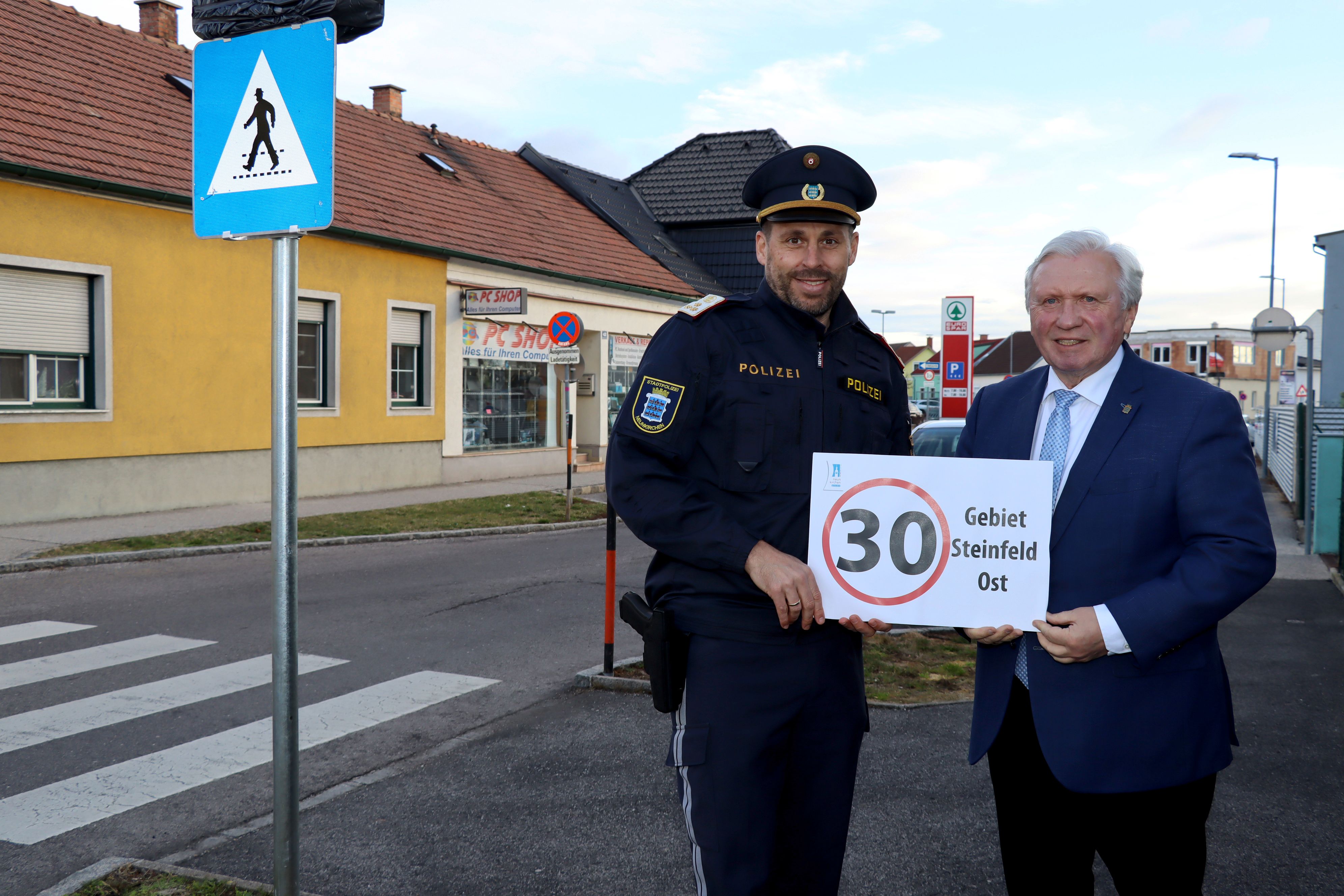 Neue 30er-Zone in Neunkirchen – im Bild: Stadtpolizeikommandant Klaus Degen und Bürgermeister Herbert Osterbauer in der Rohrbacherstraße, die Teil der neuen 30-km/h-Zone ist.