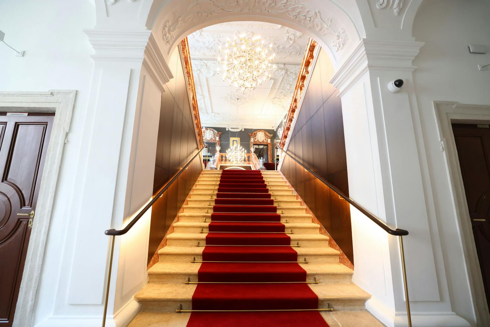 Über diesen prunkvollen Aufgang geht es in die Bel Etage des Palais Harrach.
