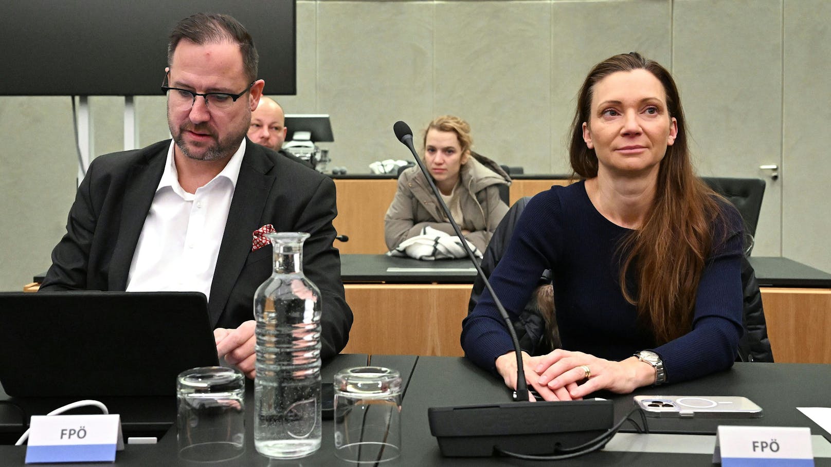 <strong>Christian Hafenecker</strong> (FPÖ) und <strong>Susanne Fürst</strong> (FPÖ) während der Konstituierenden Sitzung des COFAG-U-Ausschusses.