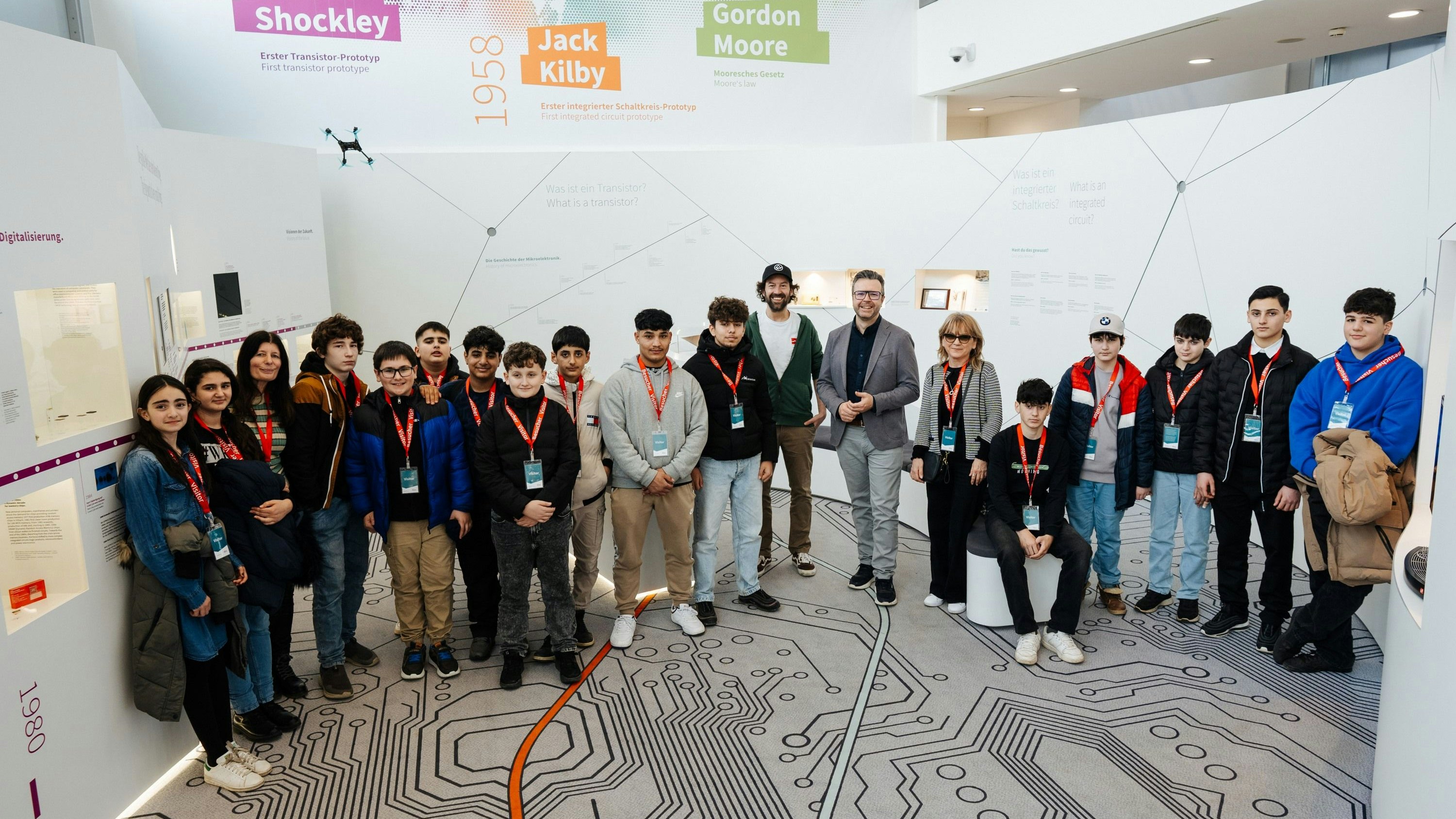 Besuch von 15 Schülerinnen und Schülern aus dem Lerncafé bei Infineon Villach im Februar 2024. 