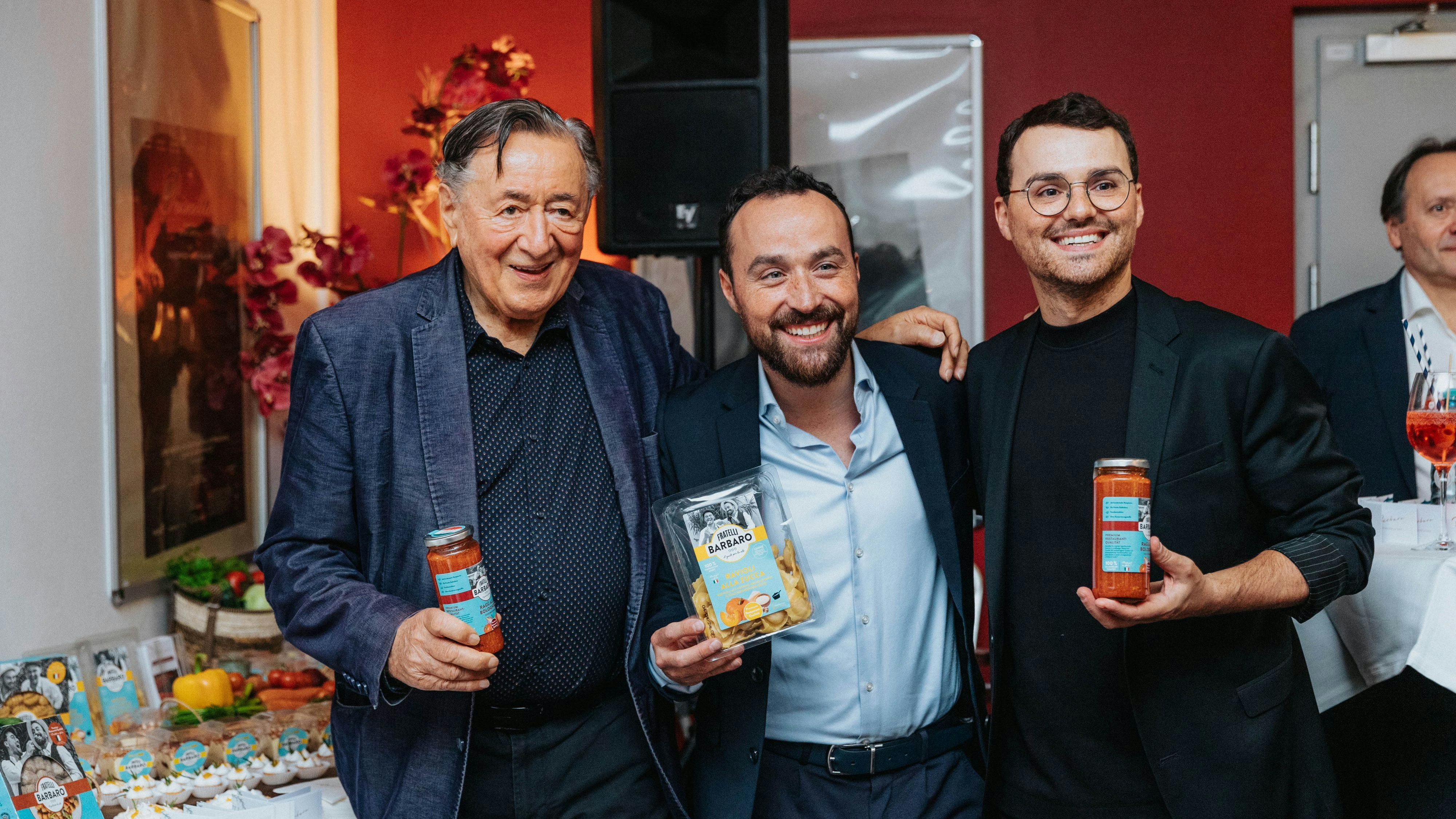 Heute.at - Richard Lugner ganz alleine im Kino