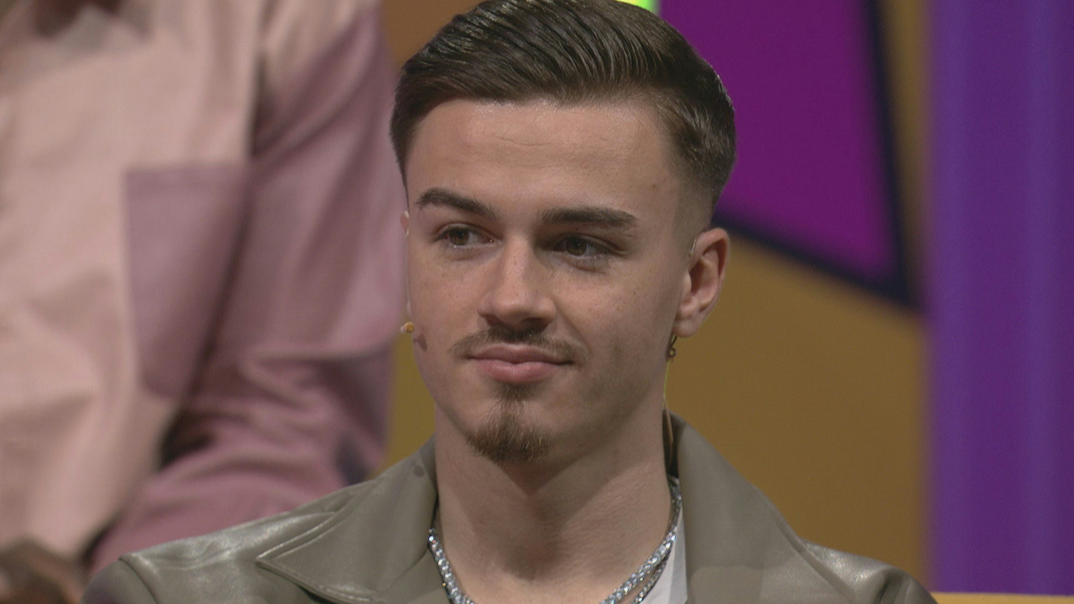 Artur nimmt in der Wiedersehensshow Stellung zu seinem Fehlverhalten.