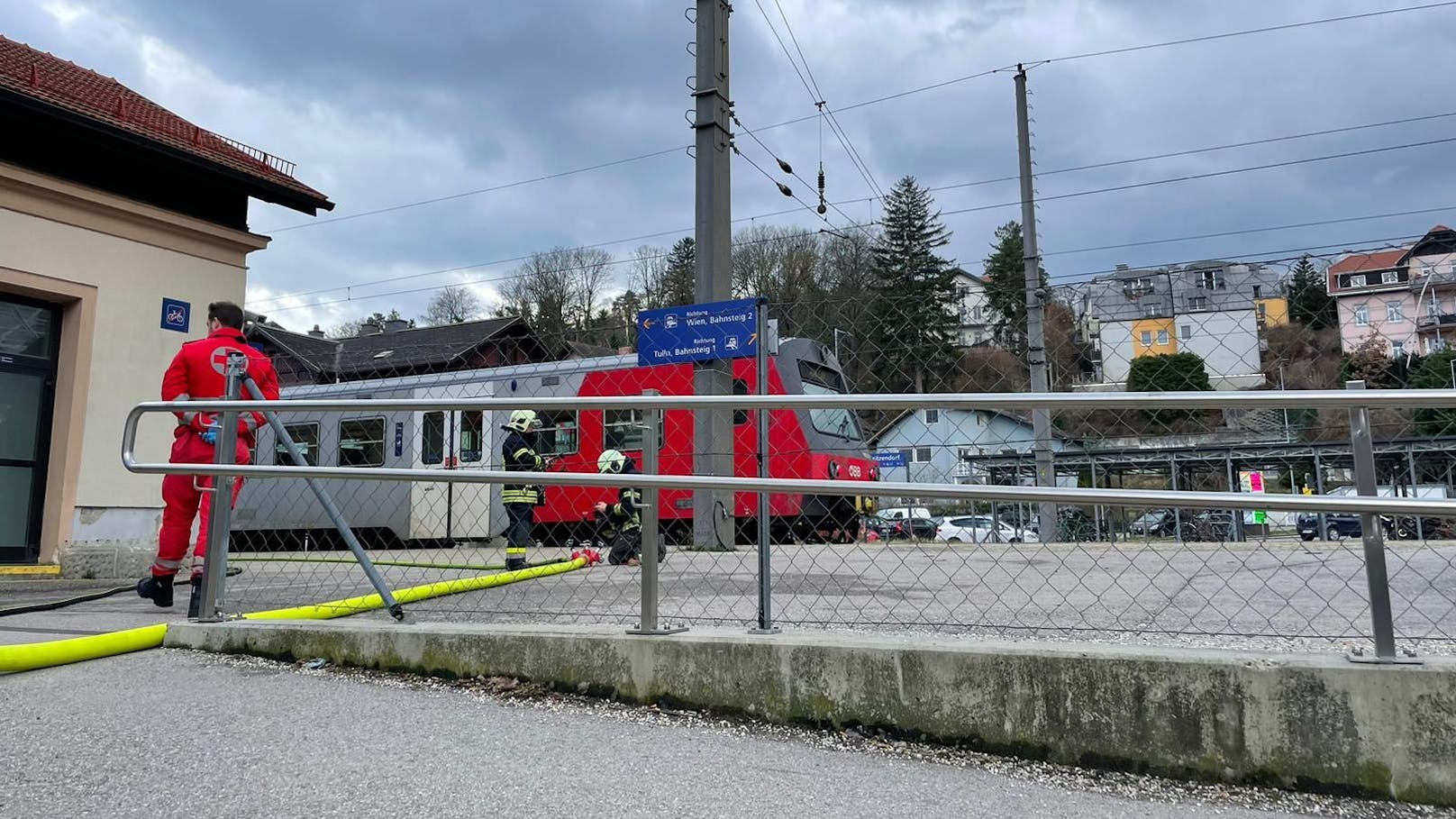 Die Passagiere informierten umgehend den Lokführer, der das Schienenfahrzeug noch bis in den nahen Bahnhof Kritzendorf steuerte, ...