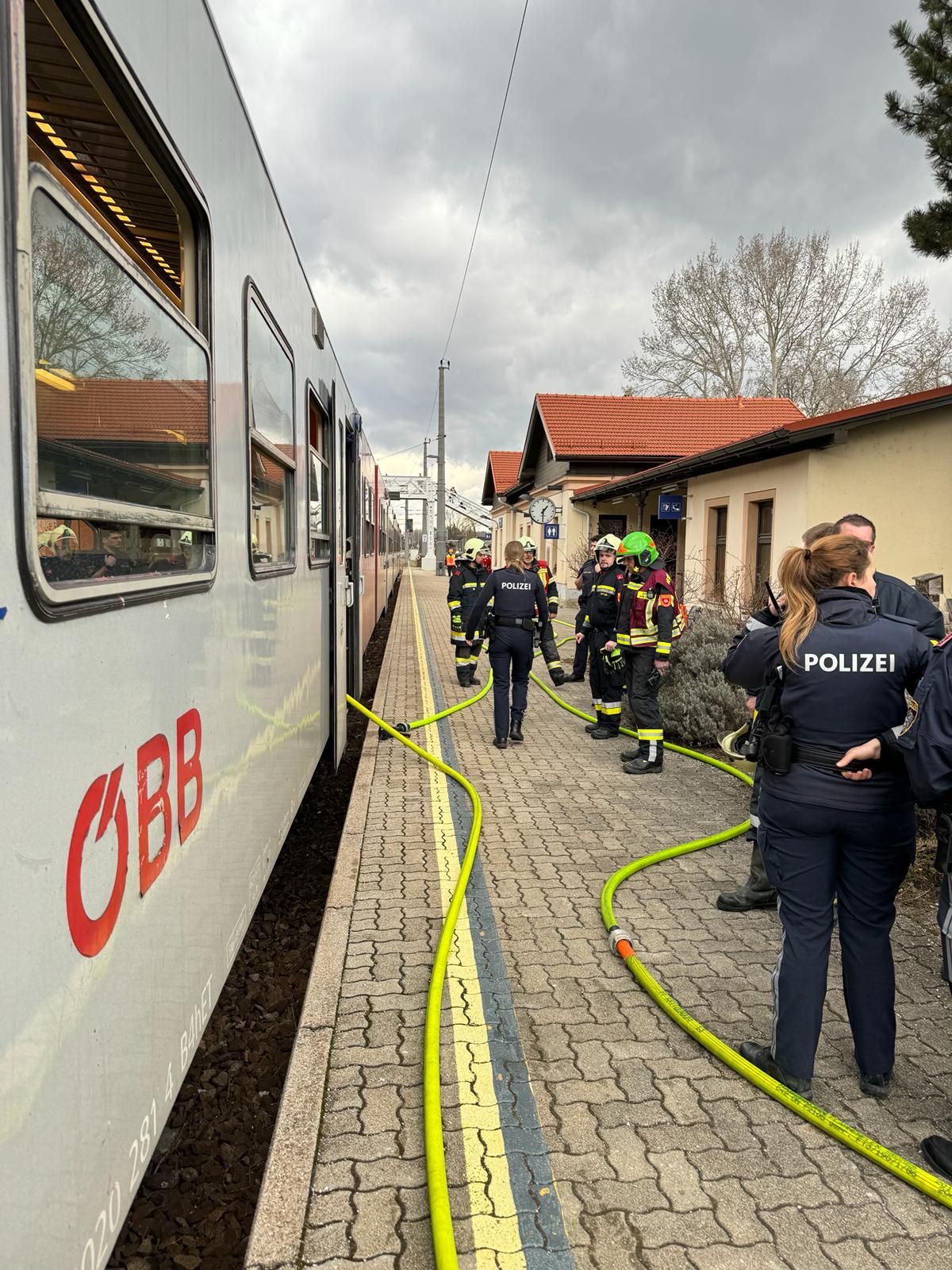 Großaufgebot an Einsatzkräften am Bahnhof Kritzendorf.