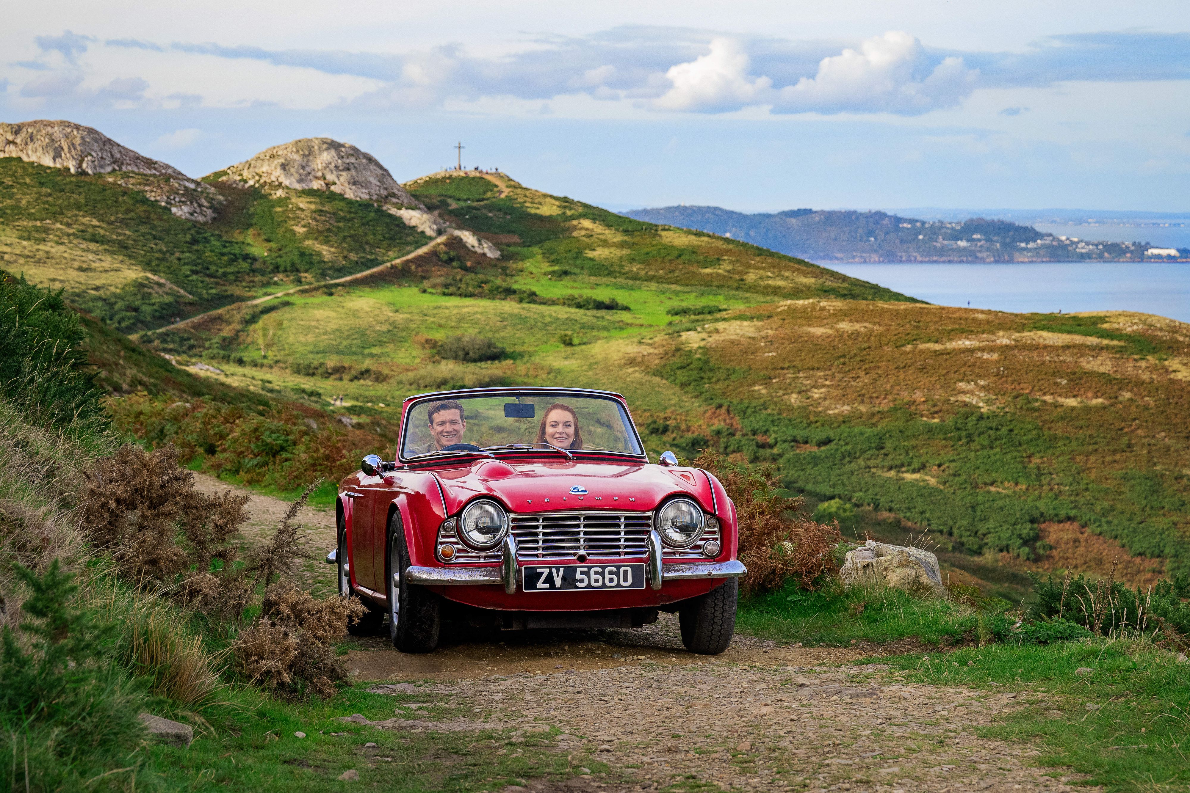 Ed Speleers als James und Lindsay Lohan als Maddie 