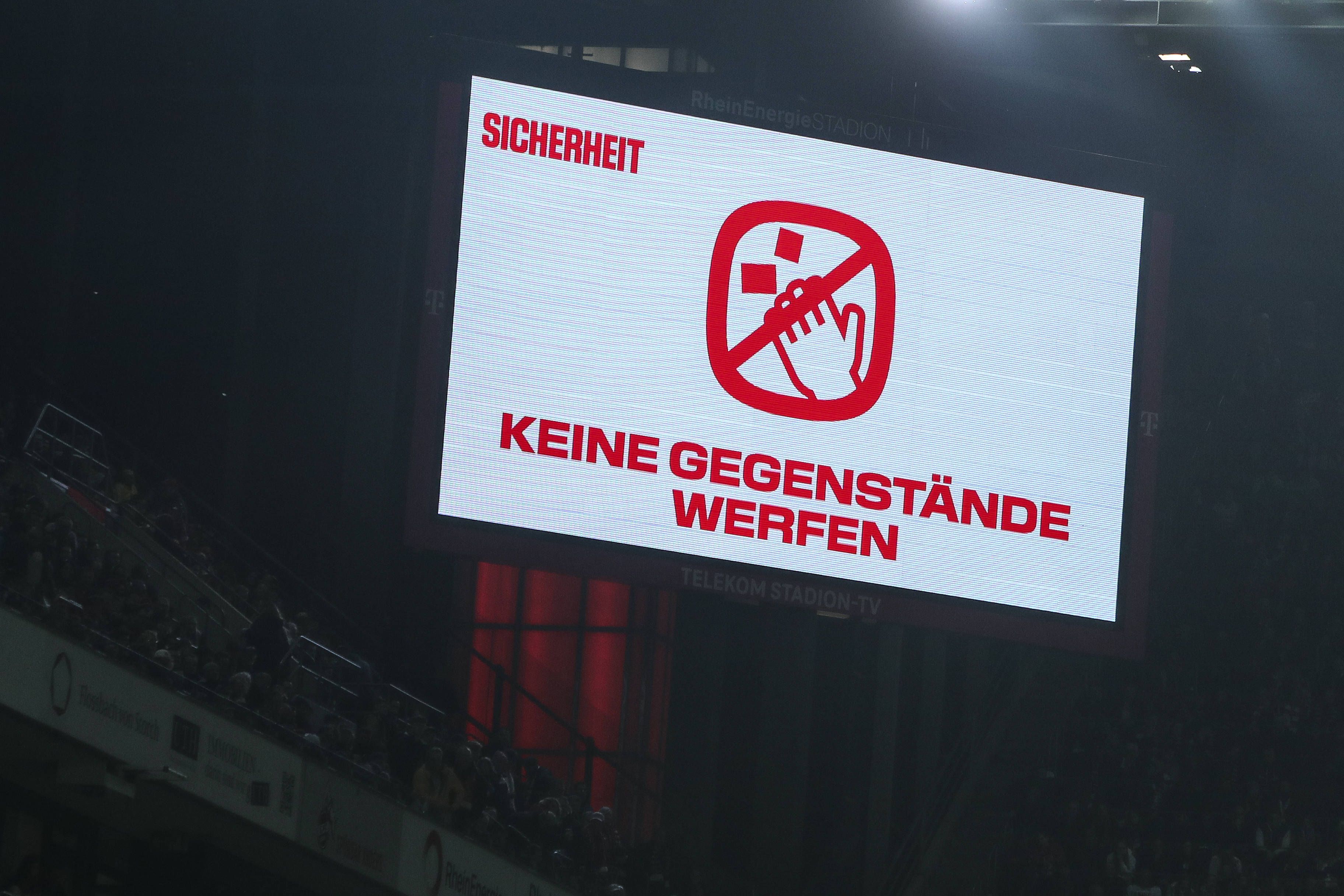 Die Fan-Proteste sorgten immer wieder für lange Unterbrechungen