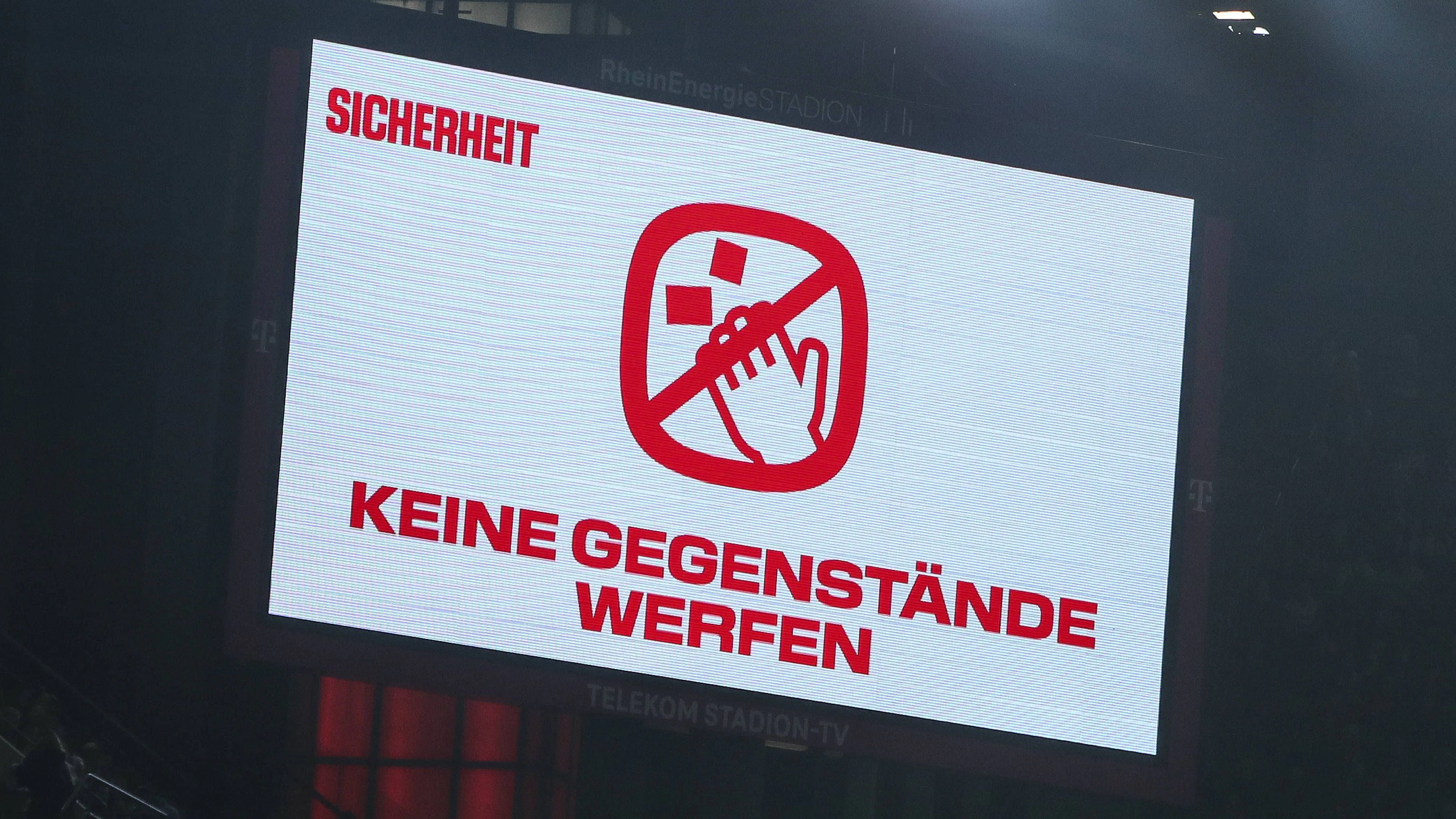 Die Fan-Proteste sorgten immer wieder für lange Unterbrechungen