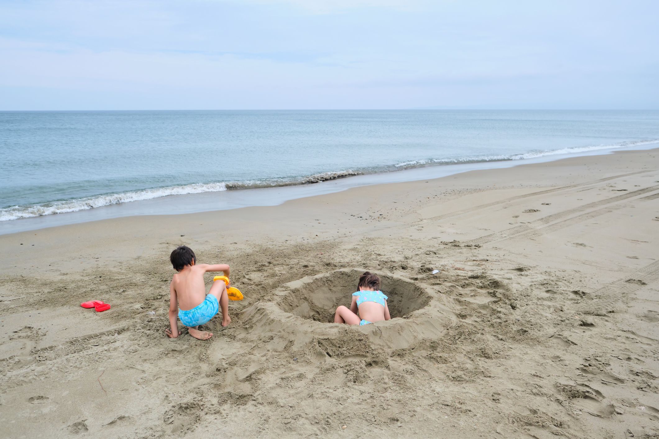 Vorsicht beim Spielen im Sand: Löcher können zur tödlichen Gefahr werden. (Symbolbild)
