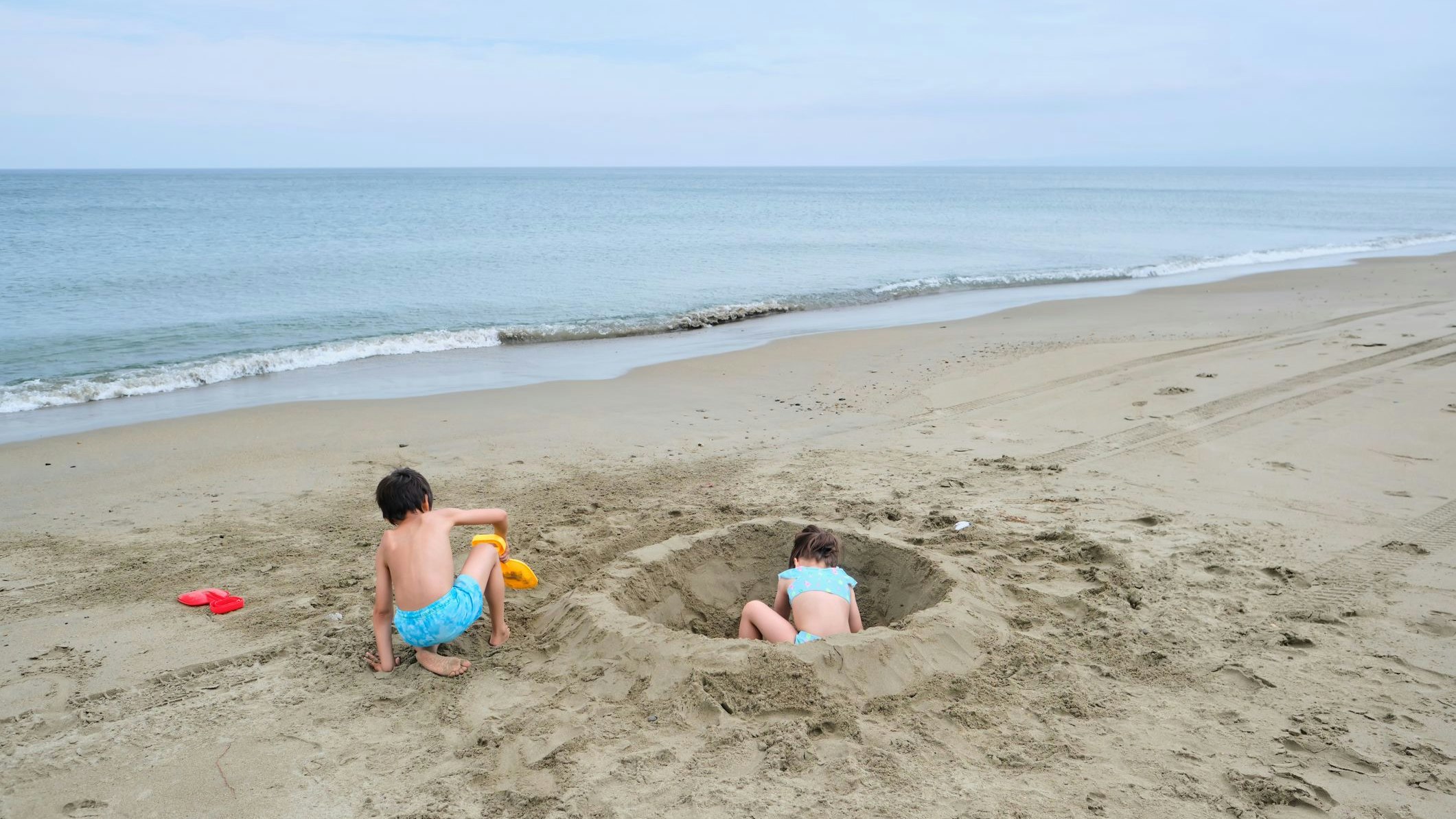 Vorsicht beim Spielen im Sand: Löcher können zur tödlichen Gefahr werden. (Symbolbild)