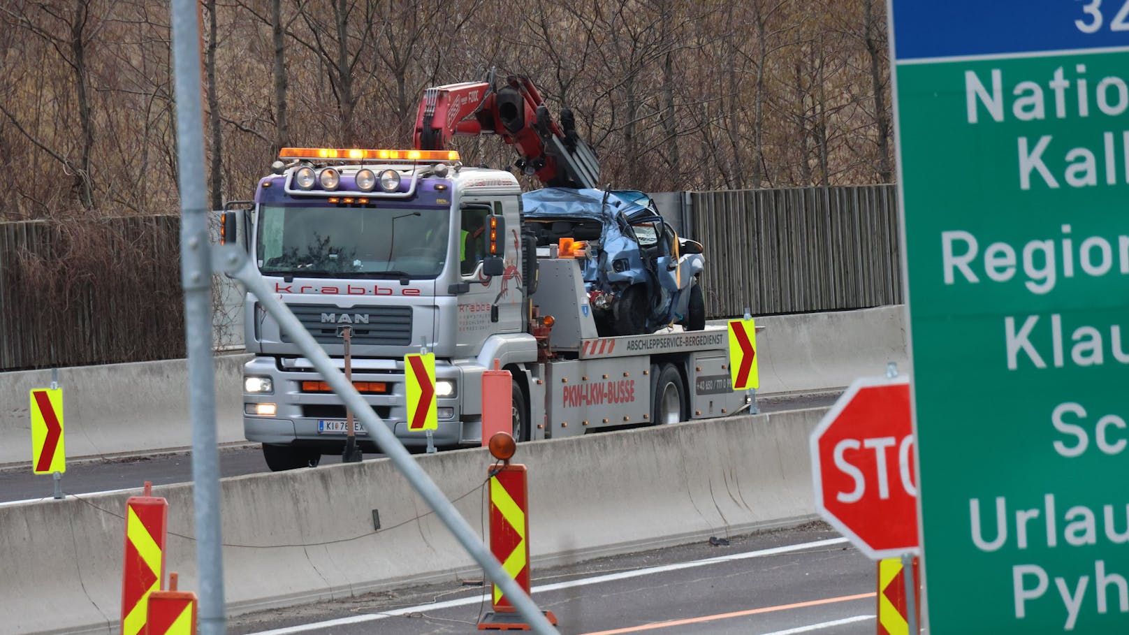 Ersten Informationen zufolge soll ein Lkw auf ein Fahrzeug aufgefahren sein. Eine Person wurde im Unfallwrack eingeklemmt.