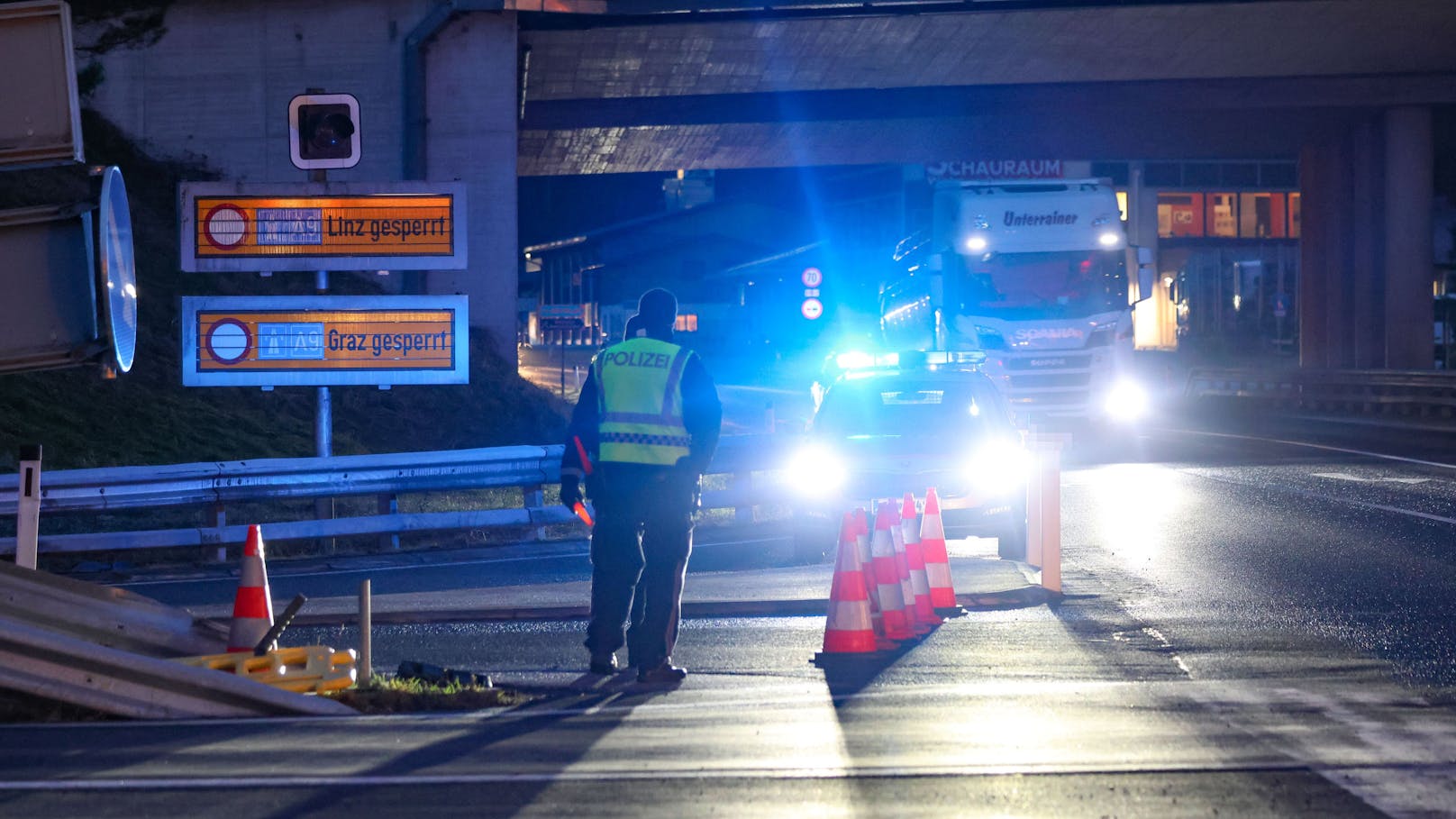 Die A9 Pyhrnautobahn ist derzeit zwischen Klaus an der Pyhrnbahn und Inzersdorf im Kremstal gesperrt.