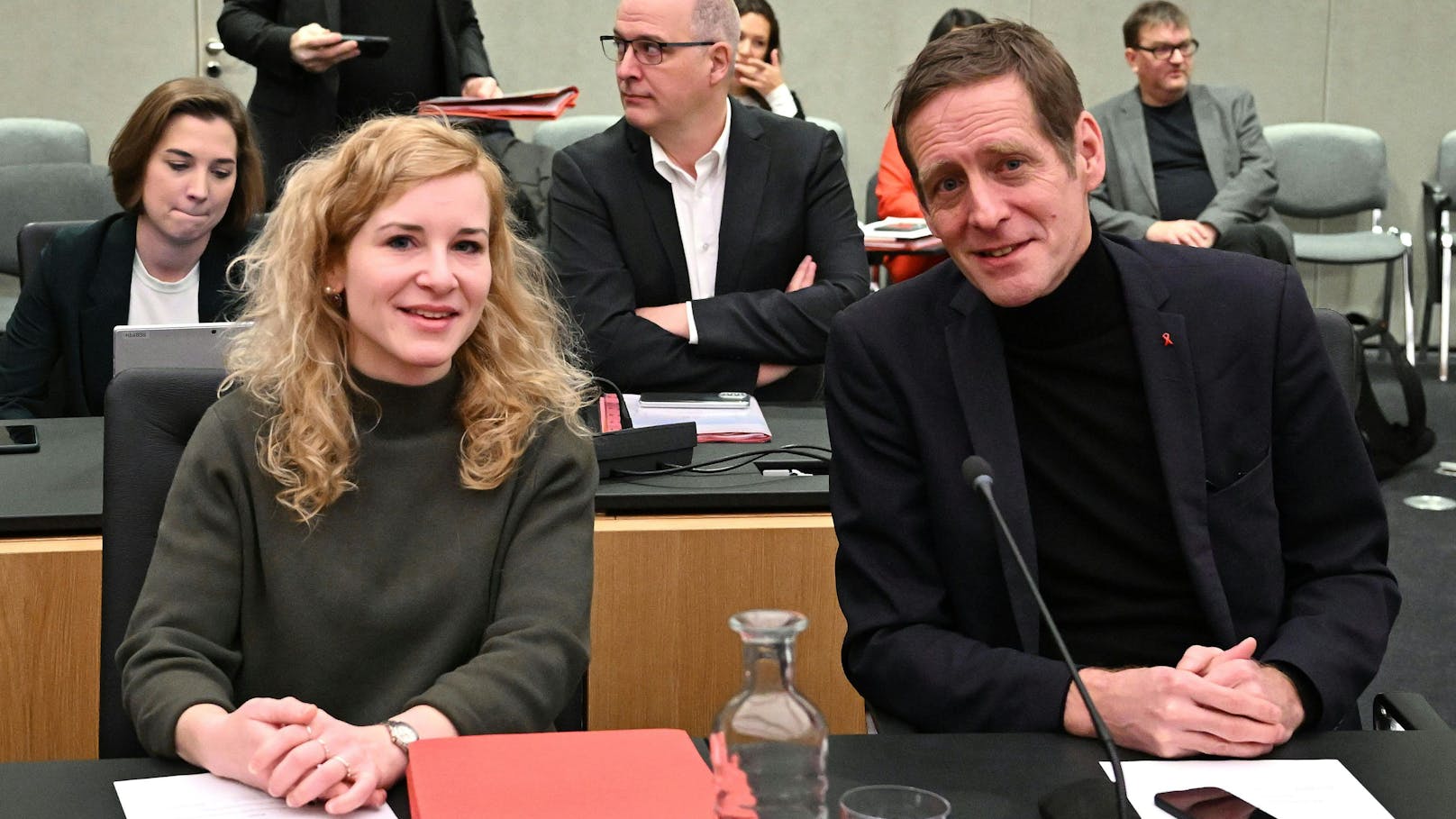 <strong>Eva Maria Holzleitner</strong> (SPÖ) und <strong>Kai Jan Krainer</strong> (SPÖ) während der Konstituierenden Sitzung des COFAG-U-Ausschusses.