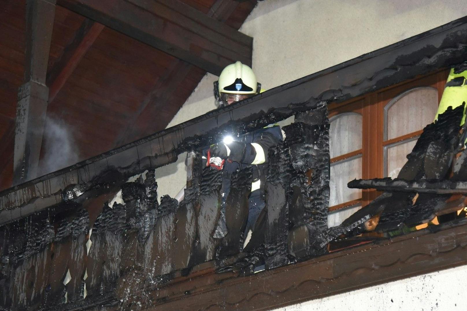 Das laute Bellen seines Hundes weckte am Mittwoch einen Hausbesitzer in Weigelsdorf gegen 2 Uhr früh. Der Mann bemerkte, dass sein Balkon lichterloh in Flammen stand und alarmierte sofort die Feuerwehr.