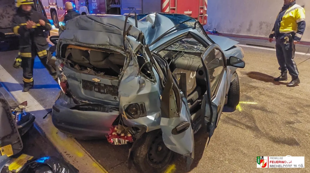 Der Wagen wurde völlig zusammengedrückt.