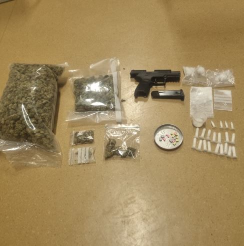 Bei den Verdächtigen wurde neben Drogen auch eine Schreckschusswaffe sichergestellt. 