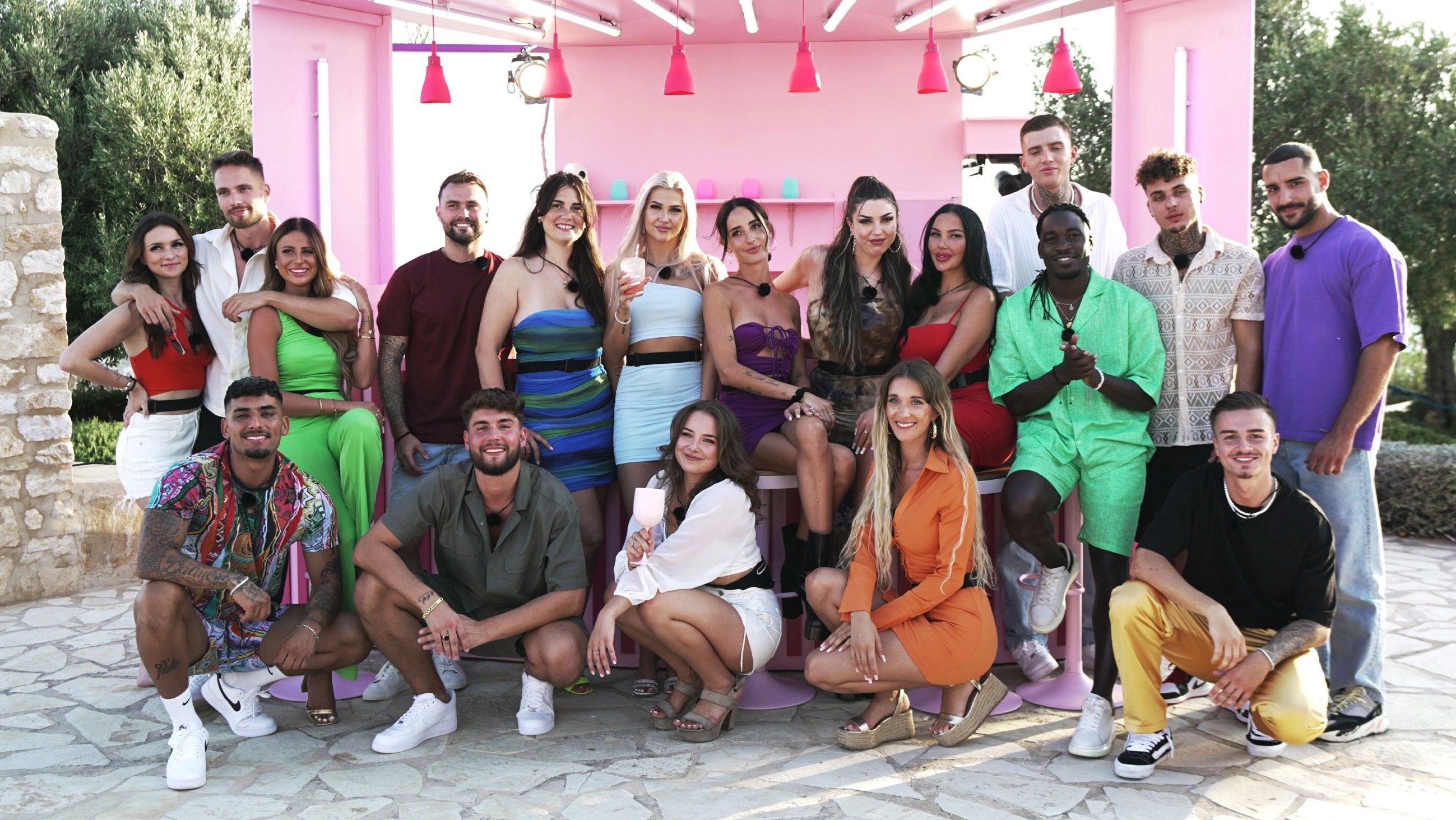 Artur (rechts im schwazen Shirt) fliegt in der siebten Folge 