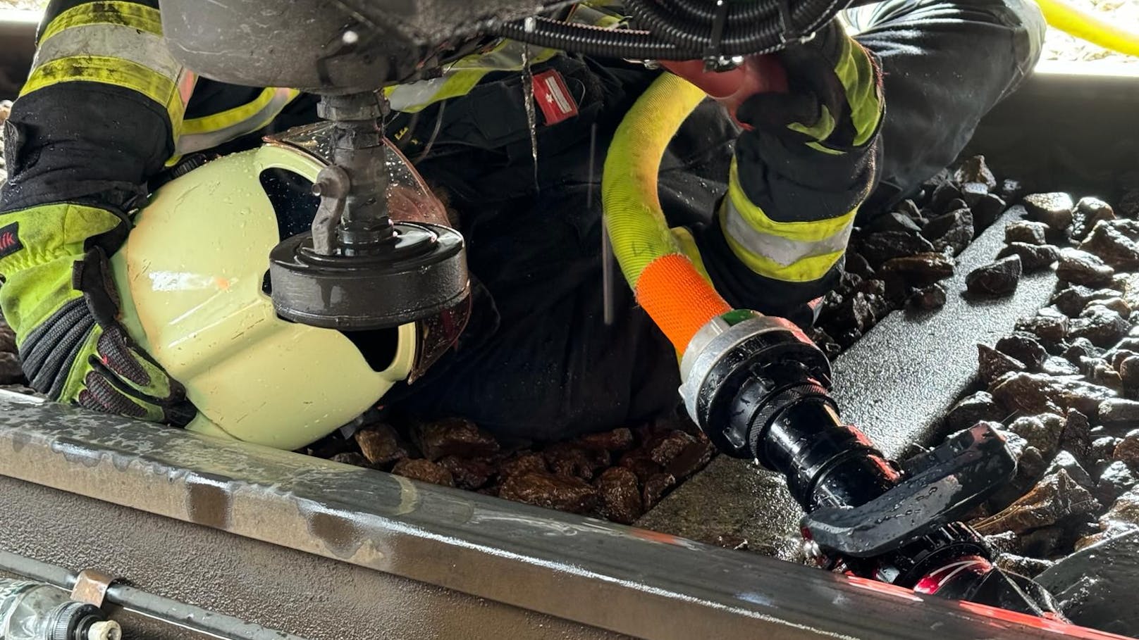 Die Zuggäste verließen in der Zwischenzeit die Garnitur, die Feuerwehren Kritzendorf, Höflein/Donau und Klosterneuburg wurden zum Brandeinsatz alarmiert.